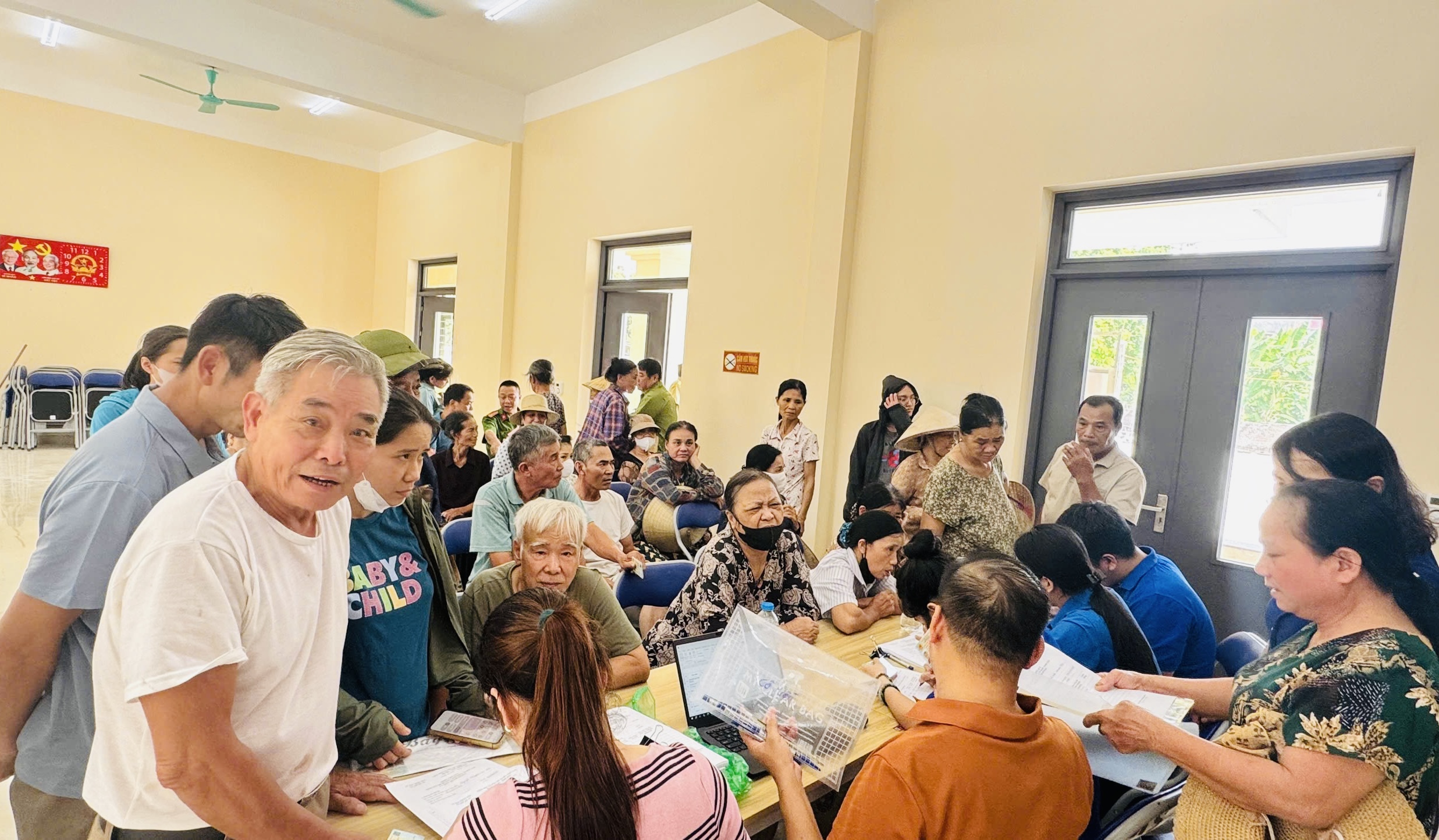 Hà Nội: Người dân nhiều xã, phường nô nức nhận quà Quốc khánh 2/9- Ảnh 4. Hà Nội: Người dân nhiều xã, phường nô nức nhận quà Quốc khánh 2/9- Ảnh 4.