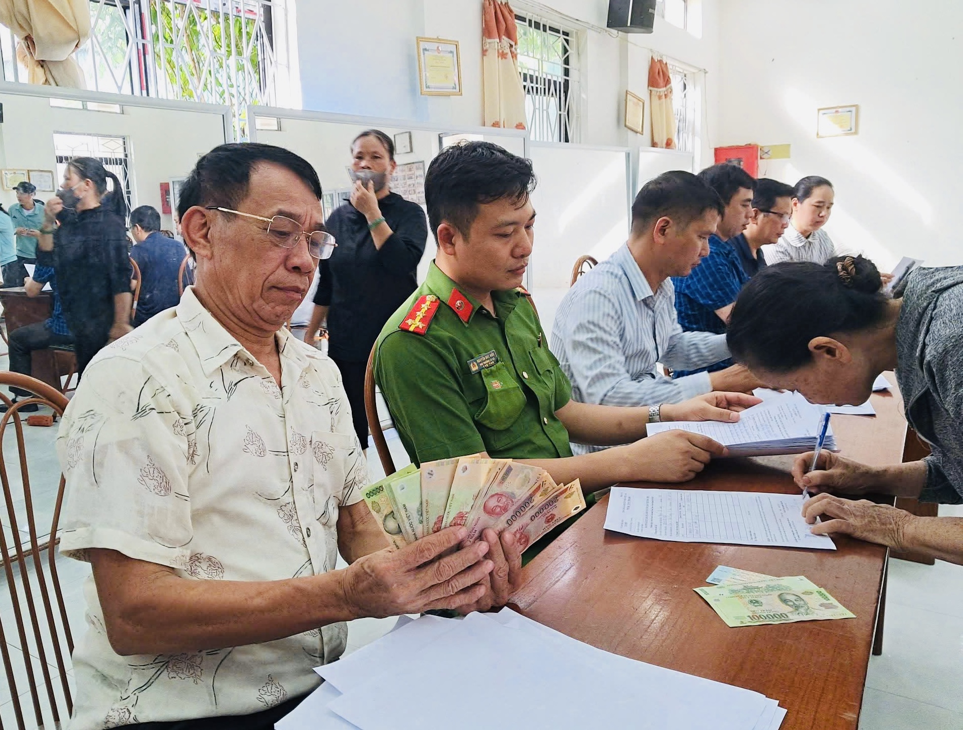 Hà Nội: Người dân nhiều xã, phường nô nức nhận quà Quốc khánh 2/9- Ảnh 7. Hà Nội: Người dân nhiều xã, phường nô nức nhận quà Quốc khánh 2/9- Ảnh 7.