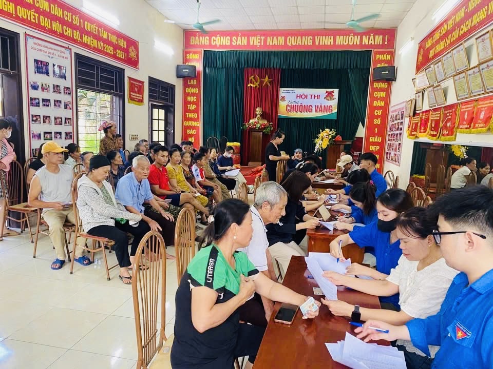 Hà Nội: Người dân nhiều xã, phường nô nức nhận quà Quốc khánh 2/9- Ảnh 6. Hà Nội: Người dân nhiều xã, phường nô nức nhận quà Quốc khánh 2/9- Ảnh 6.