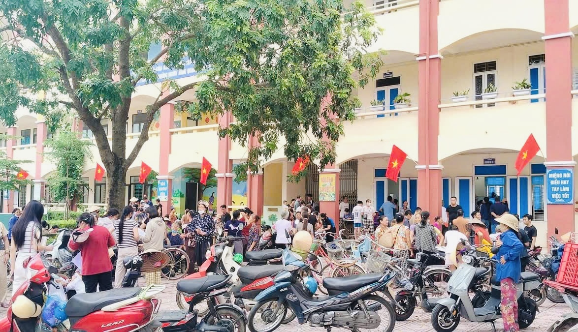 Hà Nội: Người dân nhiều xã, phường nô nức nhận quà Quốc khánh 2/9- Ảnh 1. Hà Nội: Người dân nhiều xã, phường nô nức nhận quà Quốc khánh 2/9- Ảnh 1.