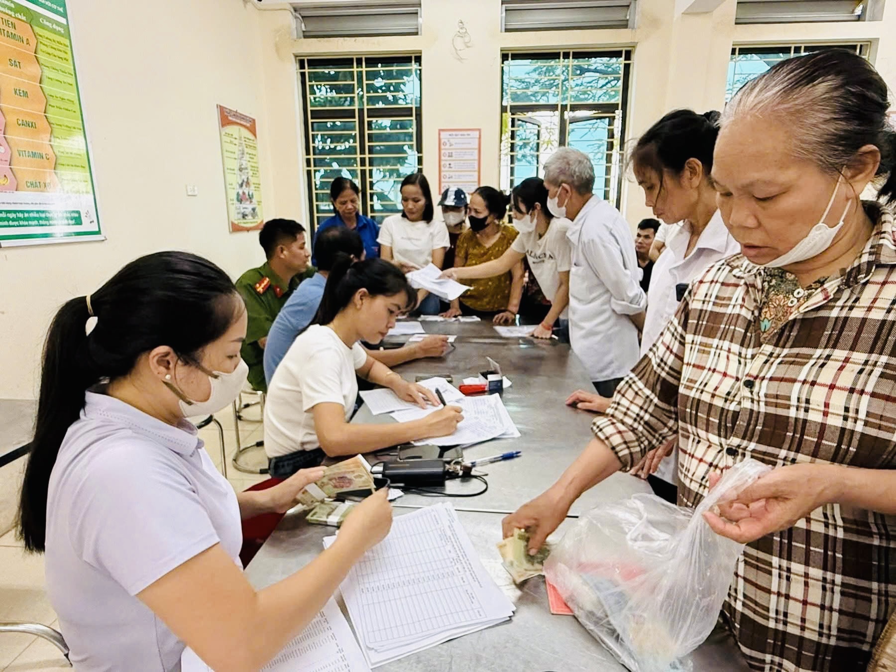 Hà Nội: Người dân nhiều xã, phường nô nức nhận quà Quốc khánh 2/9- Ảnh 2. Hà Nội: Người dân nhiều xã, phường nô nức nhận quà Quốc khánh 2/9- Ảnh 2.