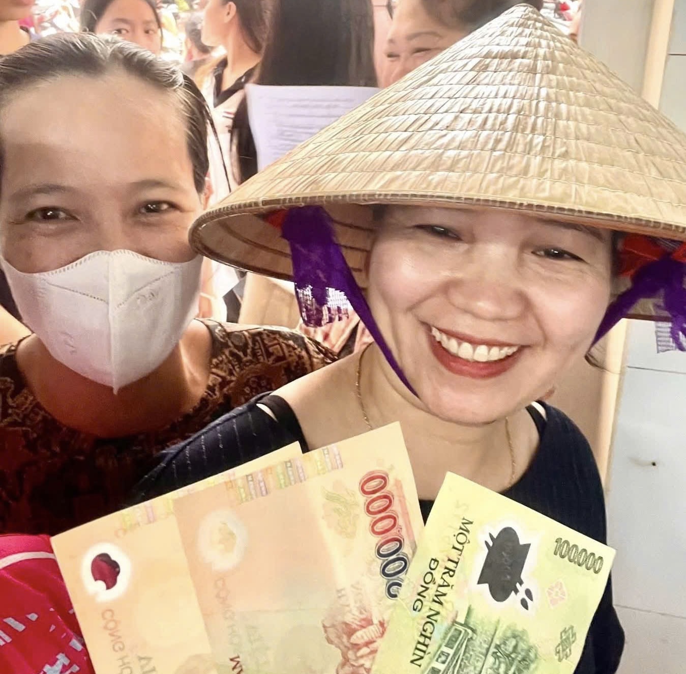 Hà Nội: Người dân nhiều xã, phường nô nức nhận quà Quốc khánh 2/9- Ảnh 3. Hà Nội: Người dân nhiều xã, phường nô nức nhận quà Quốc khánh 2/9- Ảnh 3.