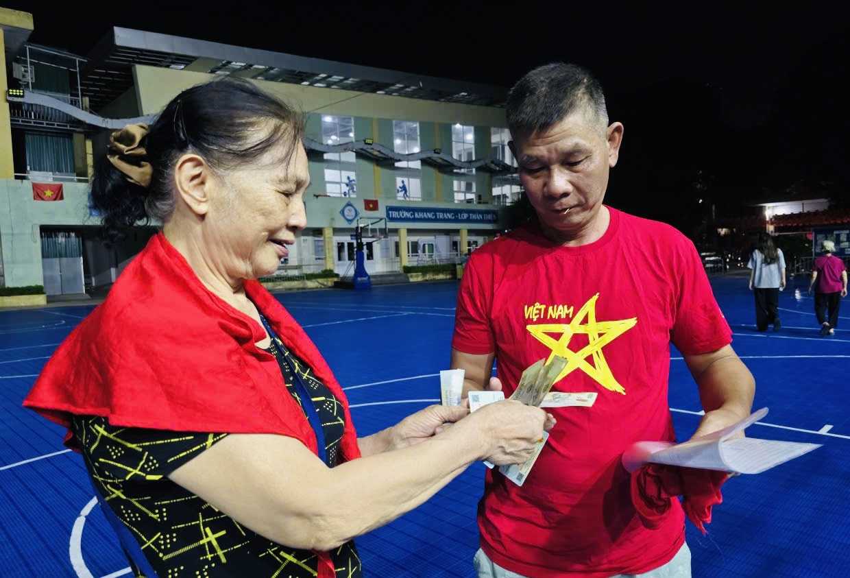 Hà Nội: Người dân nhiều xã, phường nô nức nhận quà Quốc khánh 2/9- Ảnh 14. Hà Nội: Người dân nhiều xã, phường nô nức nhận quà Quốc khánh 2/9- Ảnh 14.