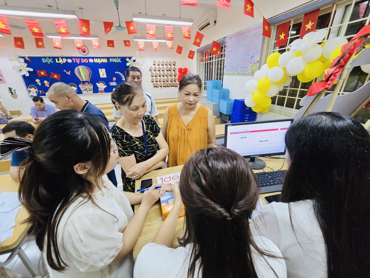 Hà Nội: Người dân nhiều xã, phường nô nức nhận quà Quốc khánh 2/9- Ảnh 11. Hà Nội: Người dân nhiều xã, phường nô nức nhận quà Quốc khánh 2/9- Ảnh 11.