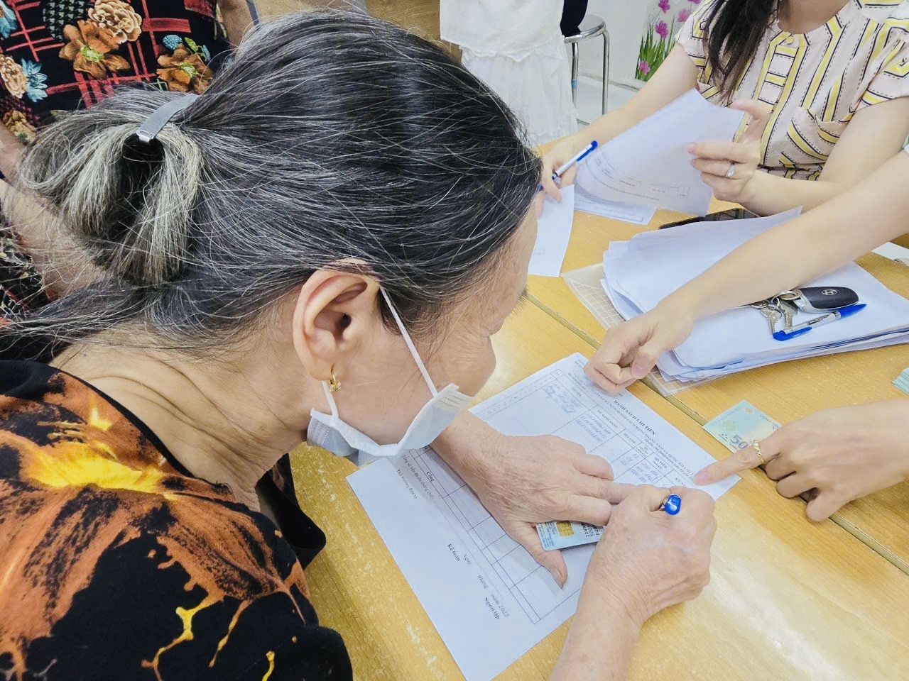 Hà Nội: Người dân nhiều xã, phường nô nức nhận quà Quốc khánh 2/9- Ảnh 13. Hà Nội: Người dân nhiều xã, phường nô nức nhận quà Quốc khánh 2/9- Ảnh 13.
