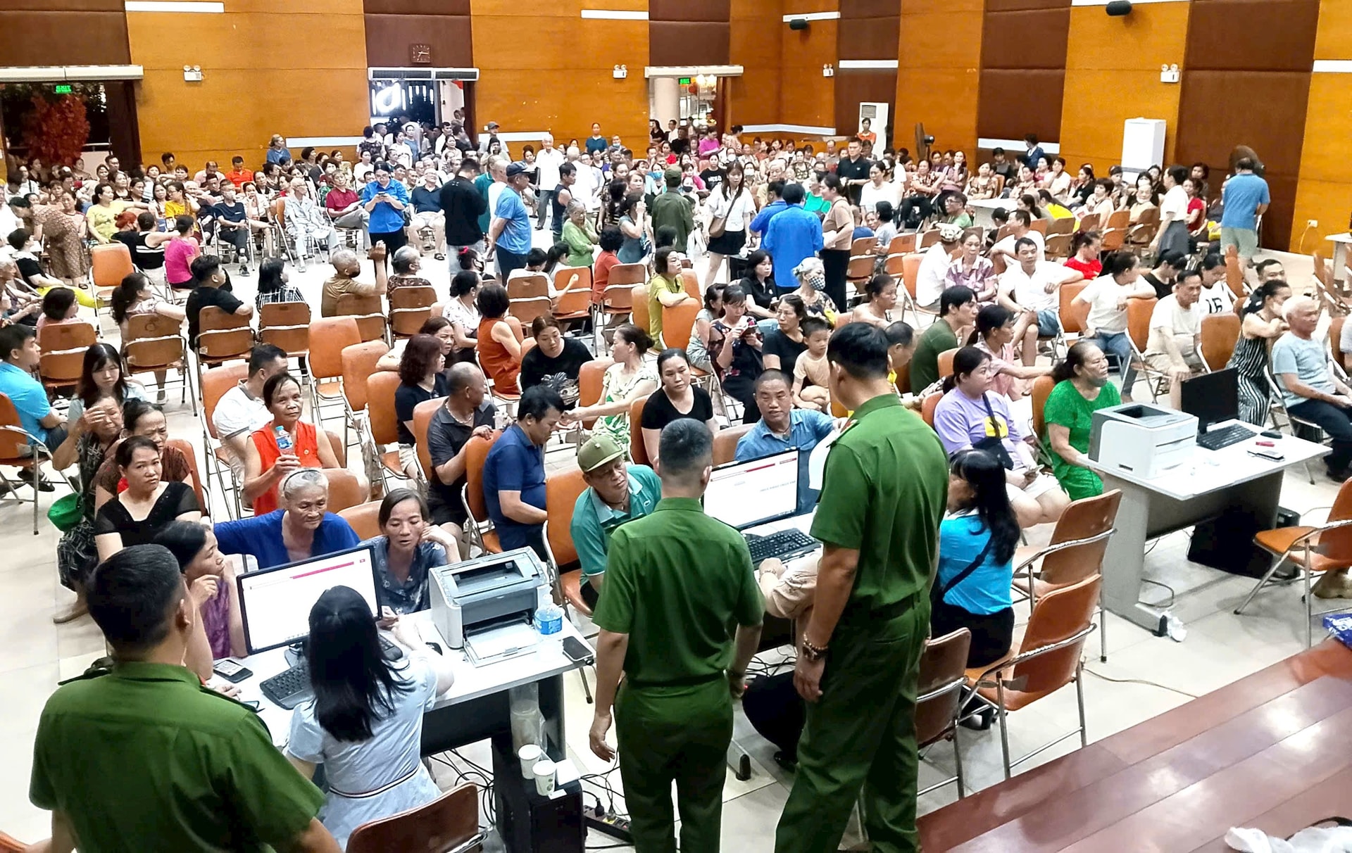 Hà Nội: Người dân nhiều xã, phường nô nức nhận quà Quốc khánh 2/9- Ảnh 15. Hà Nội: Người dân nhiều xã, phường nô nức nhận quà Quốc khánh 2/9- Ảnh 15.