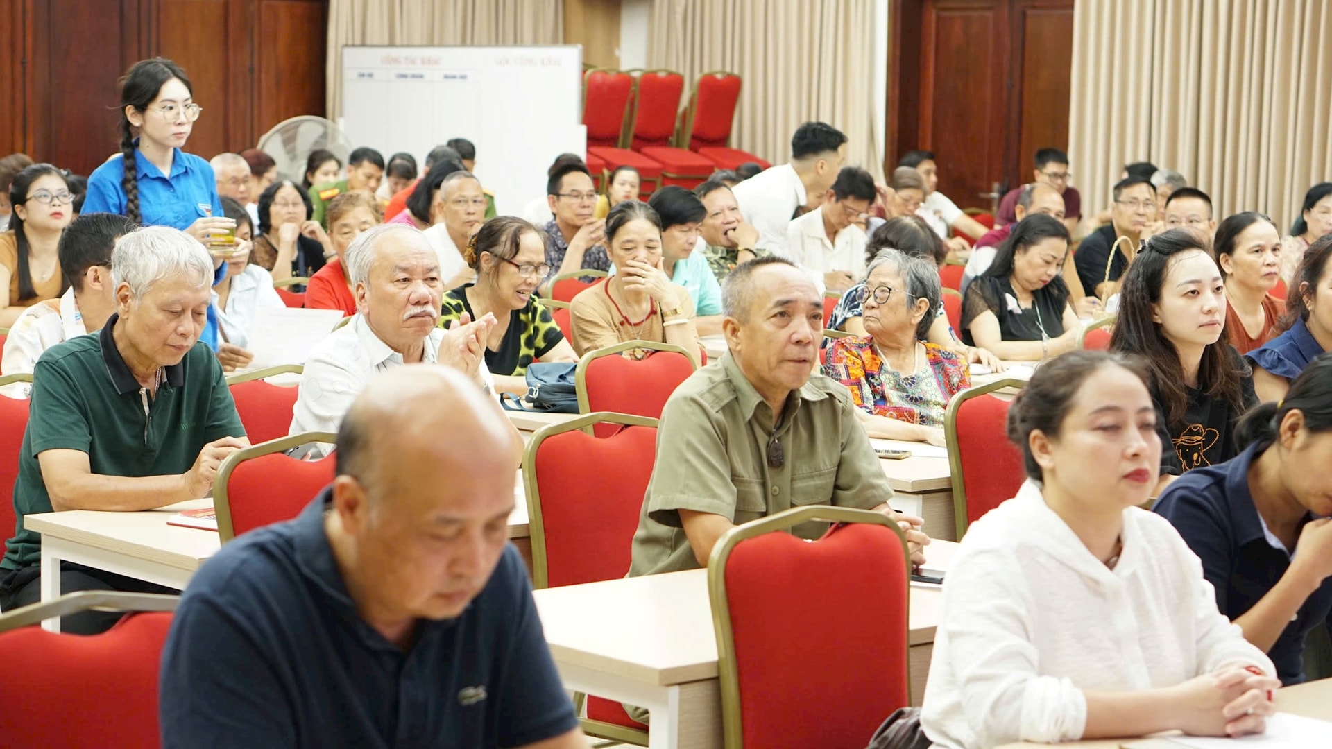 Hà Nội: Người dân nhiều xã, phường nô nức nhận quà Quốc khánh 2/9- Ảnh 16. Hà Nội: Người dân nhiều xã, phường nô nức nhận quà Quốc khánh 2/9- Ảnh 16.