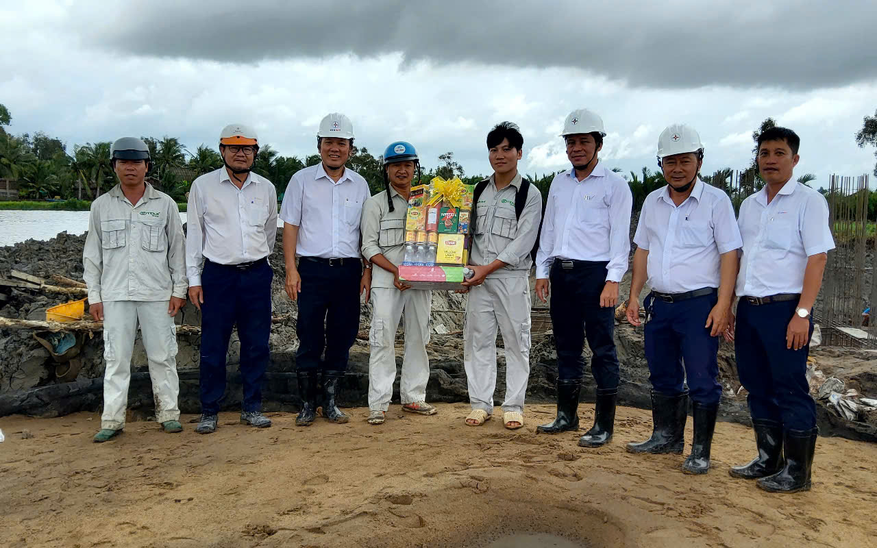 Xuyên lễ trên công trình điện: Những người thợ điện miền Nam giữ dòng sáng không ngừng- Ảnh 4. Xuyên lễ trên công trình điện: Những người thợ điện miền Nam giữ dòng sáng không ngừng- Ảnh 4.