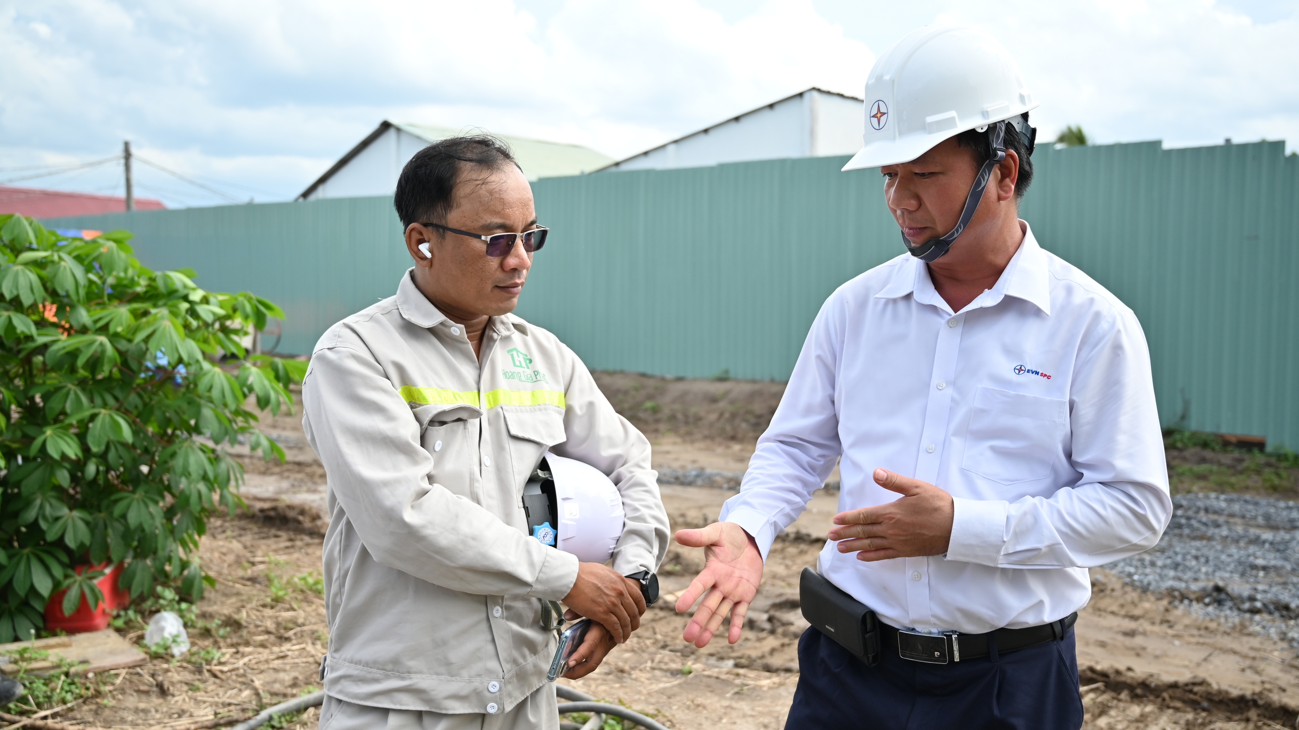 Xuyên lễ trên công trình điện: Những người thợ điện miền Nam giữ dòng sáng không ngừng- Ảnh 2. Xuyên lễ trên công trình điện: Những người thợ điện miền Nam giữ dòng sáng không ngừng- Ảnh 2.