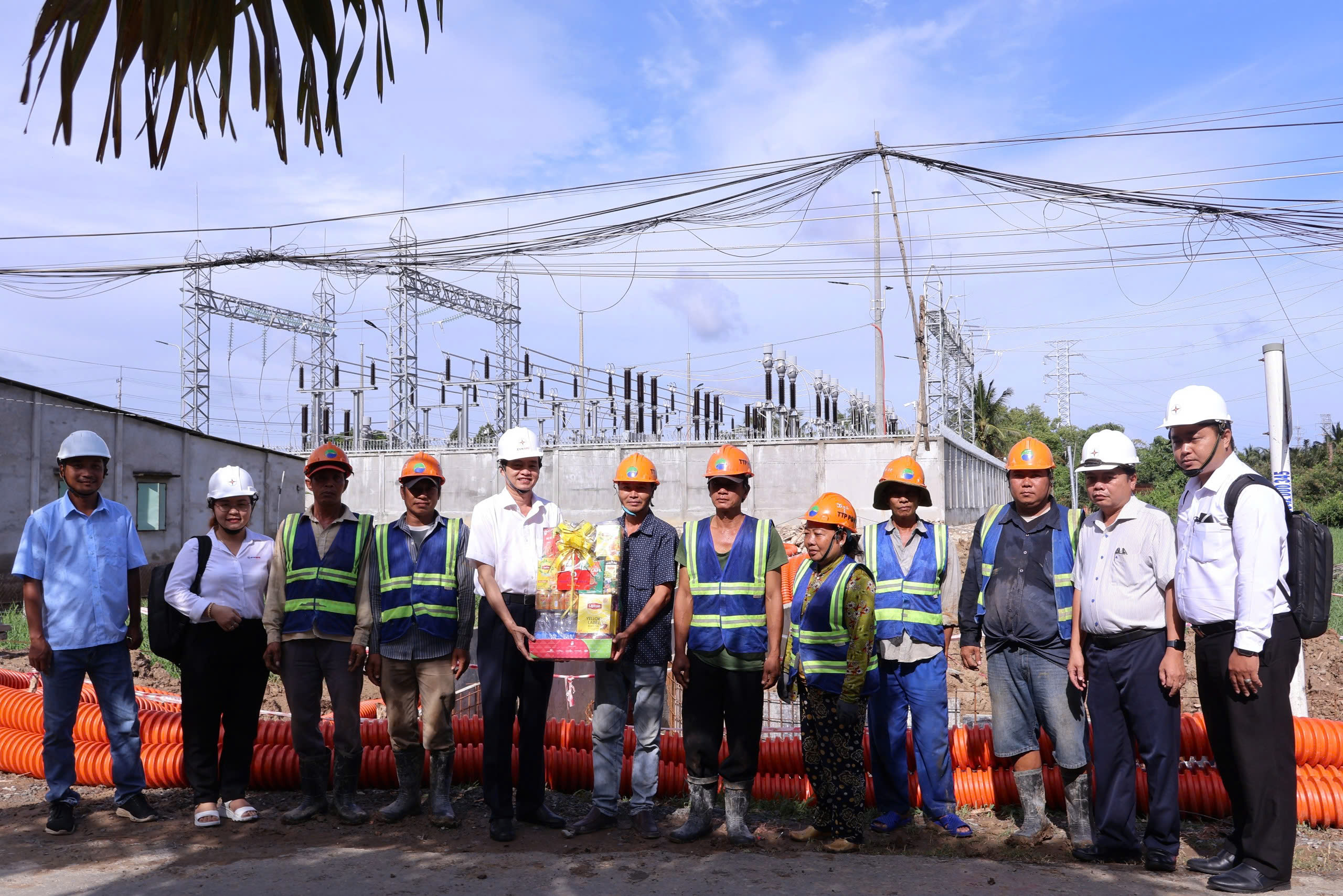 Xuyên lễ trên công trình điện: Những người thợ điện miền Nam giữ dòng sáng không ngừng- Ảnh 3. Xuyên lễ trên công trình điện: Những người thợ điện miền Nam giữ dòng sáng không ngừng- Ảnh 3.