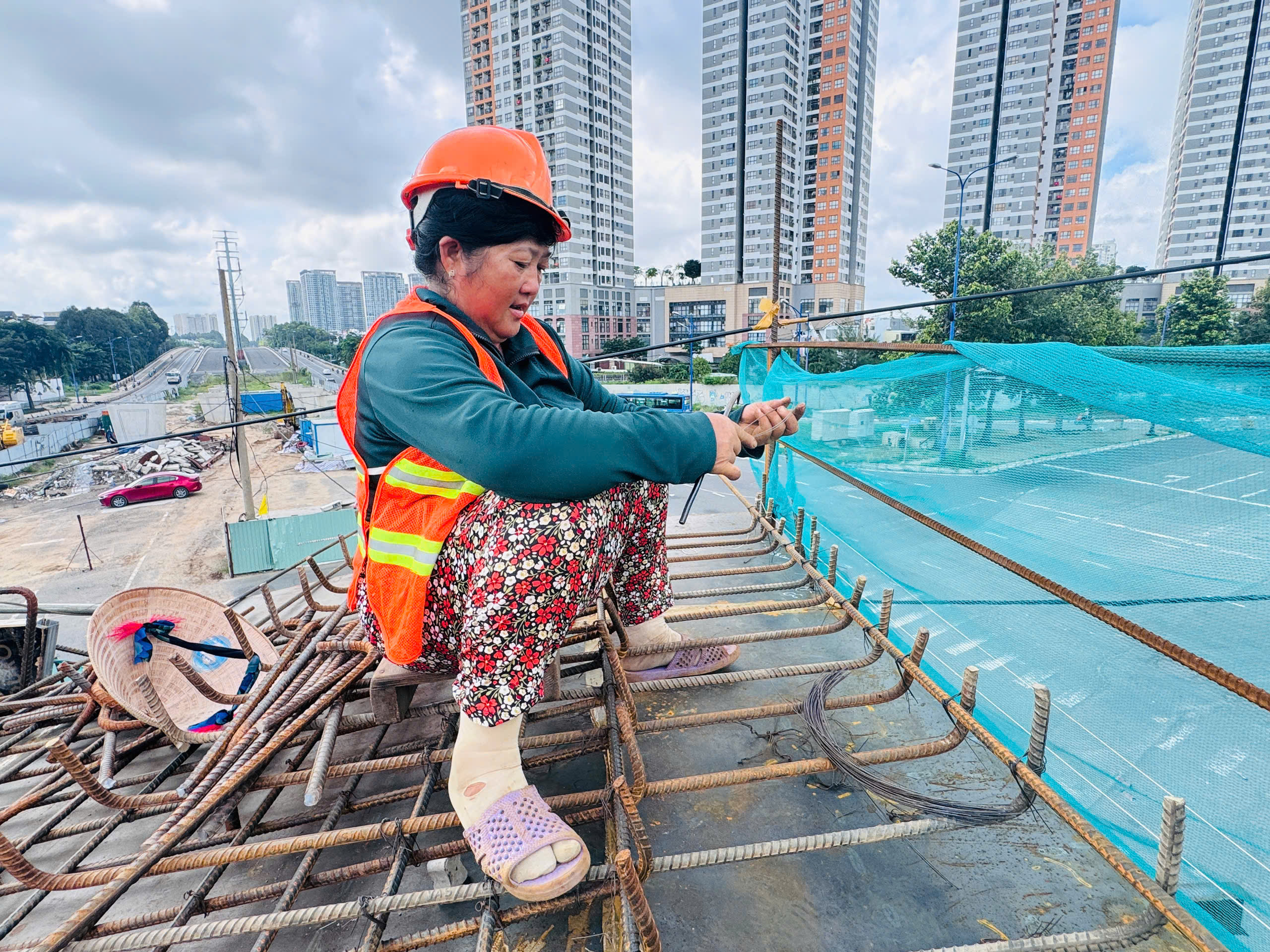 TP.HCM: Công nhân, kỹ sư thi công xuyên lễ tại nút giao An Phú- Ảnh 7. TP.HCM: Công nhân, kỹ sư thi công xuyên lễ tại nút giao An Phú- Ảnh 7.
