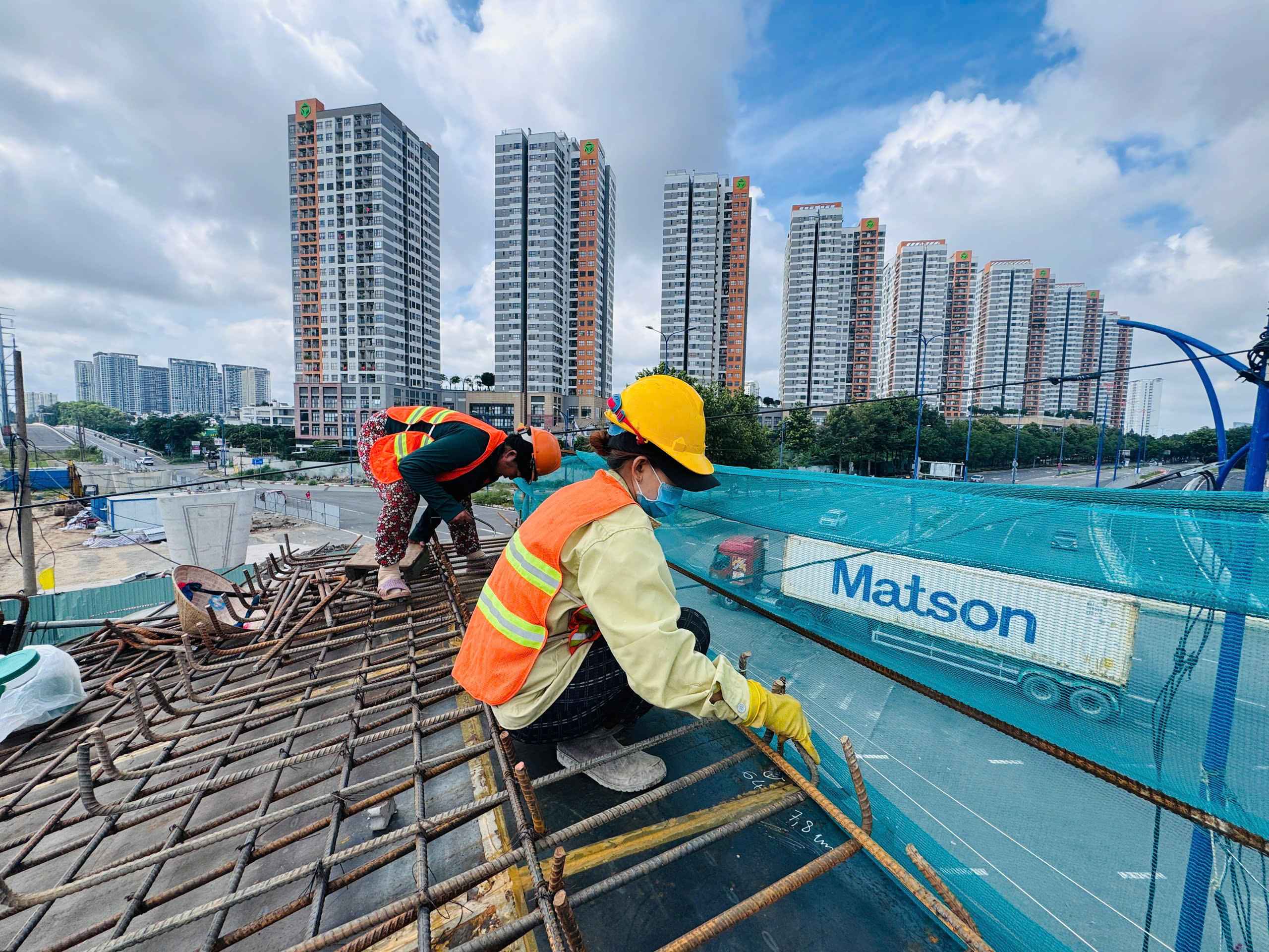 TP.HCM: Công nhân, kỹ sư thi công xuyên lễ tại nút giao An Phú- Ảnh 10. TP.HCM: Công nhân, kỹ sư thi công xuyên lễ tại nút giao An Phú- Ảnh 10.