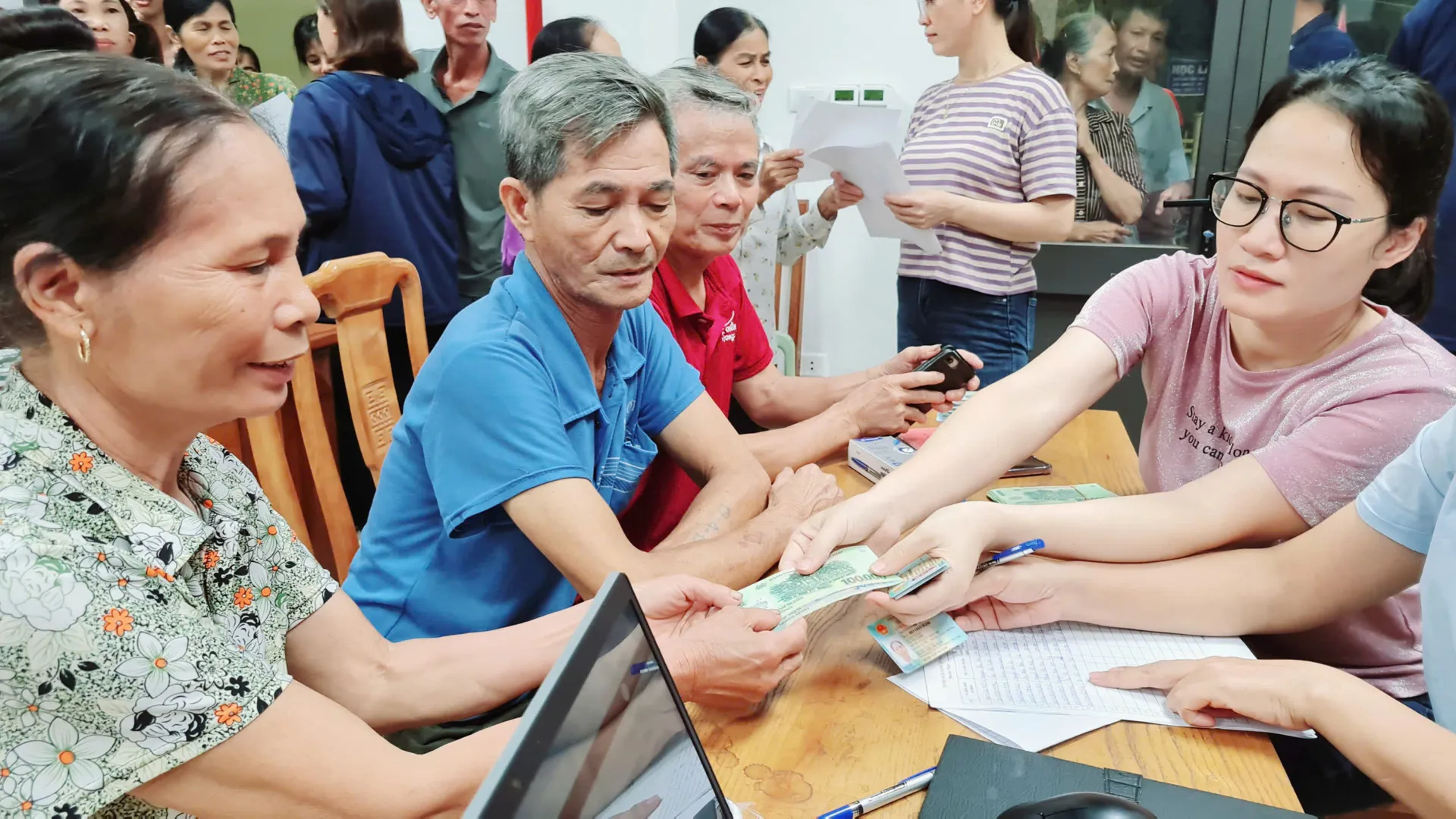 Hà Nội: Người dân nhiều xã, phường nô nức nhận quà Quốc khánh 2/9- Ảnh 20. Hà Nội: Người dân nhiều xã, phường nô nức nhận quà Quốc khánh 2/9- Ảnh 20.