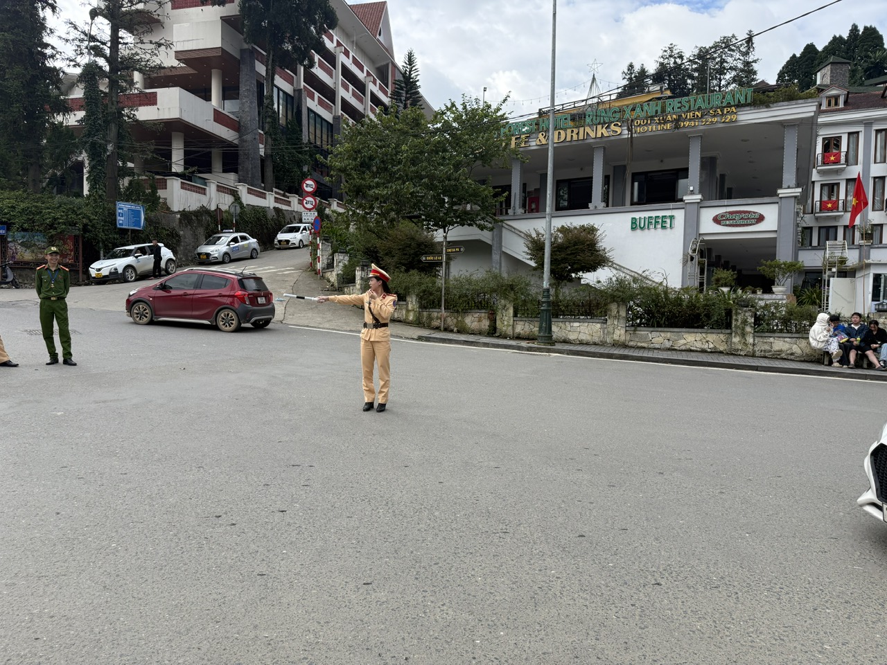 Xúc động hình ảnh cảnh sát giao thông Lào Cai đội mưa giữ đường trong dịp Tết Độc lập- Ảnh 10. Xúc động hình ảnh cảnh sát giao thông Lào Cai đội mưa giữ đường trong dịp Tết Độc lập- Ảnh 10.