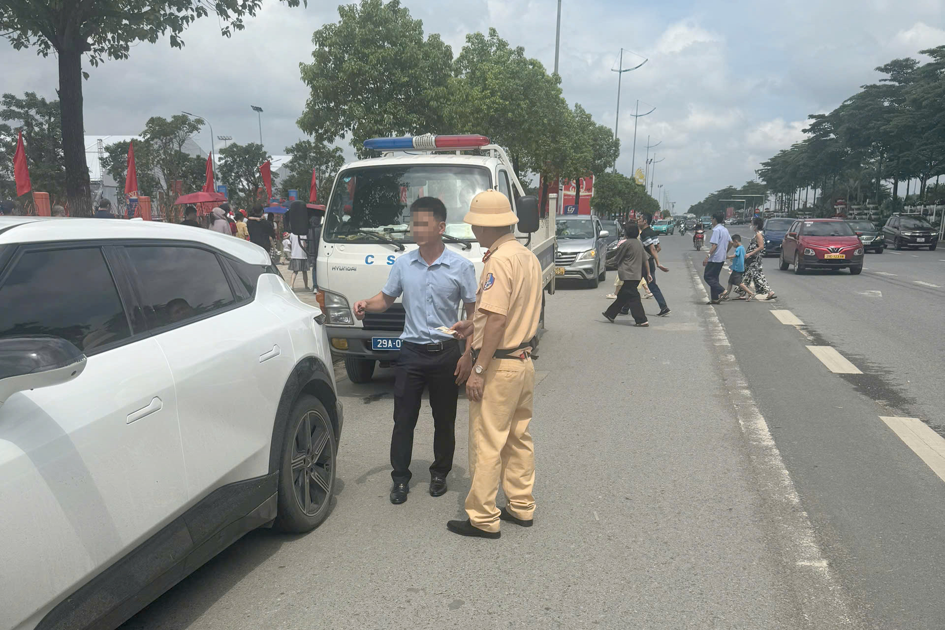 Hàng nghìn ô tô đổ về khu Triển lãm A80, CSGT dùng xe đặc chủng gọi loa chống ùn tắc- Ảnh 7. Hàng nghìn ô tô đổ về khu Triển lãm A80, CSGT dùng xe đặc chủng gọi loa chống ùn tắc- Ảnh 7.