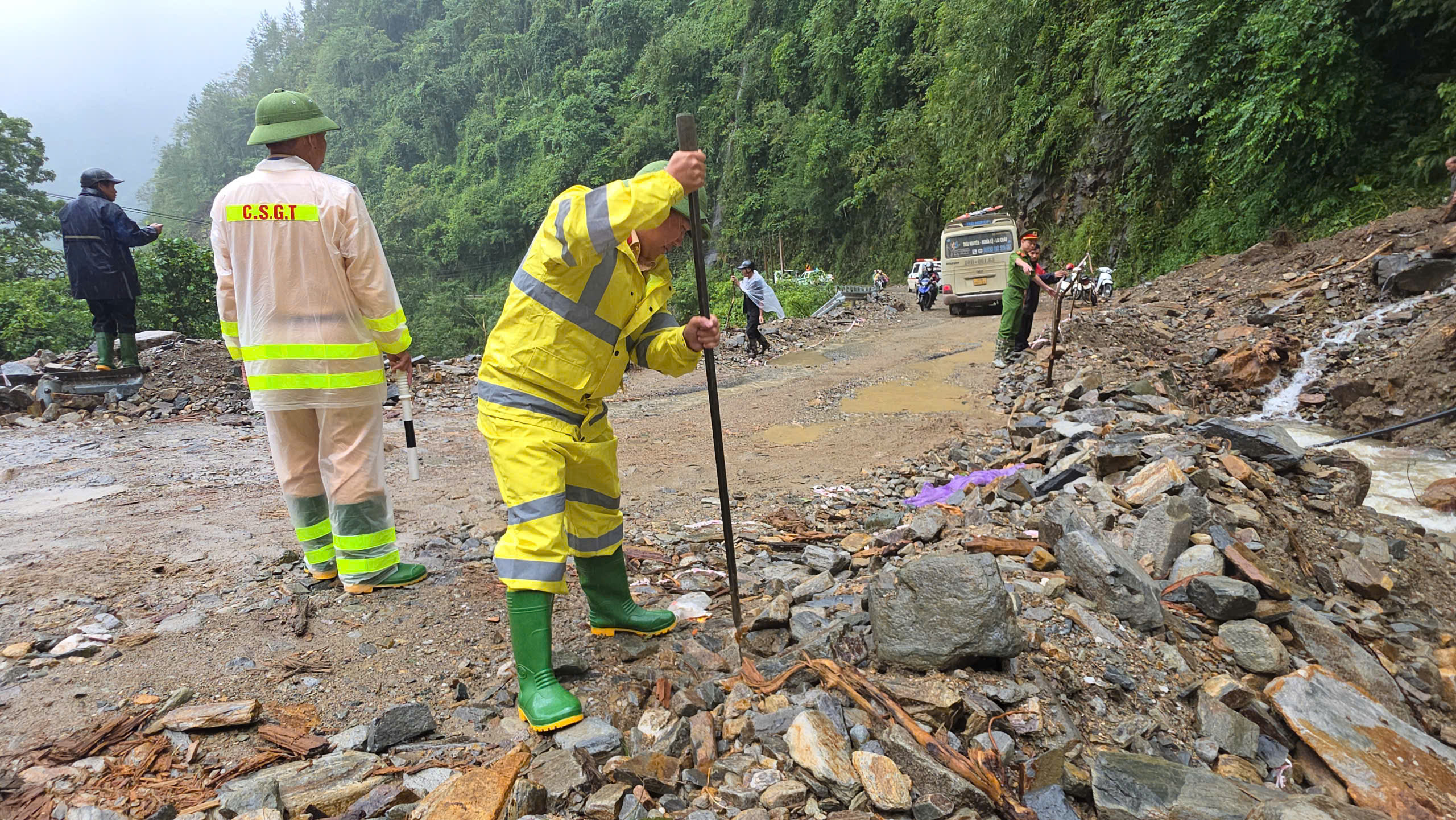 Xúc động hình ảnh cảnh sát giao thông Lào Cai đội mưa giữ đường trong dịp Tết Độc lập- Ảnh 6. Xúc động hình ảnh cảnh sát giao thông Lào Cai đội mưa giữ đường trong dịp Tết Độc lập- Ảnh 6.
