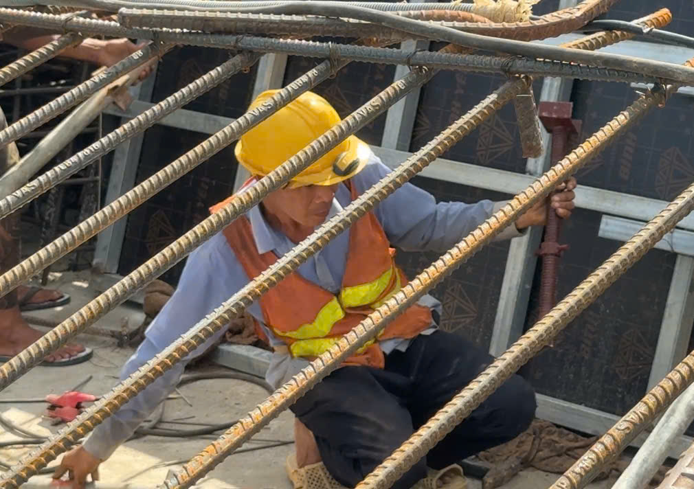 TP.HCM: Công nhân, kỹ sư thi công xuyên lễ tại nút giao An Phú- Ảnh 9. TP.HCM: Công nhân, kỹ sư thi công xuyên lễ tại nút giao An Phú- Ảnh 9.