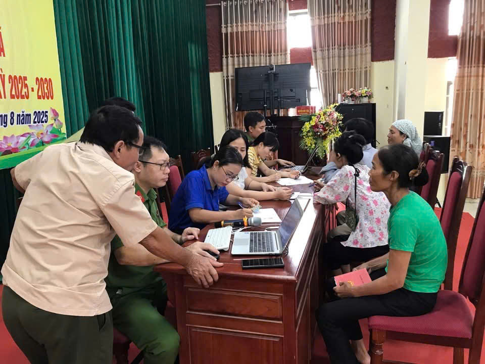 Hà Nội: Người dân nhiều xã, phường nô nức nhận quà Quốc khánh 2/9- Ảnh 9. Hà Nội: Người dân nhiều xã, phường nô nức nhận quà Quốc khánh 2/9- Ảnh 9.