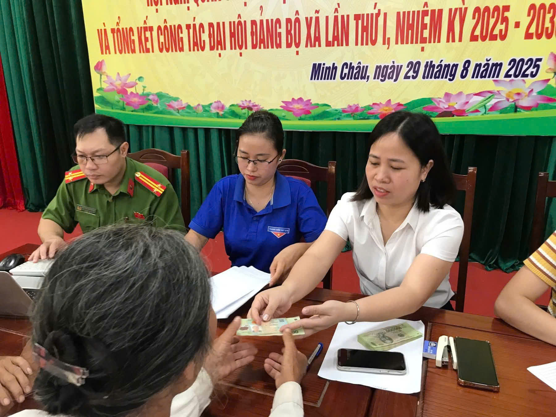 Hà Nội: Người dân nhiều xã, phường nô nức nhận quà Quốc khánh 2/9- Ảnh 8. Hà Nội: Người dân nhiều xã, phường nô nức nhận quà Quốc khánh 2/9- Ảnh 8.