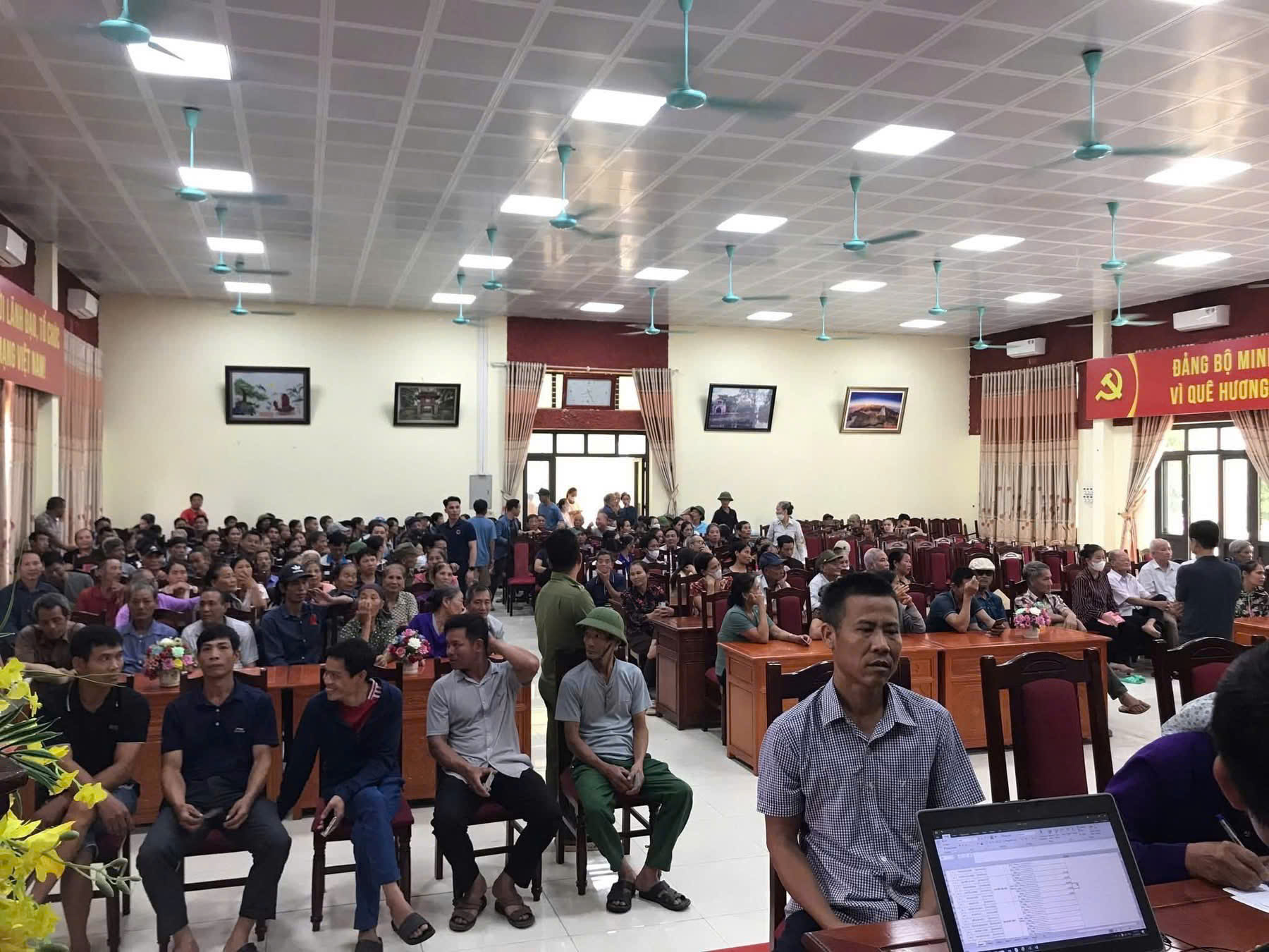 Hà Nội: Người dân nhiều xã, phường nô nức nhận quà Quốc khánh 2/9- Ảnh 10. Hà Nội: Người dân nhiều xã, phường nô nức nhận quà Quốc khánh 2/9- Ảnh 10.