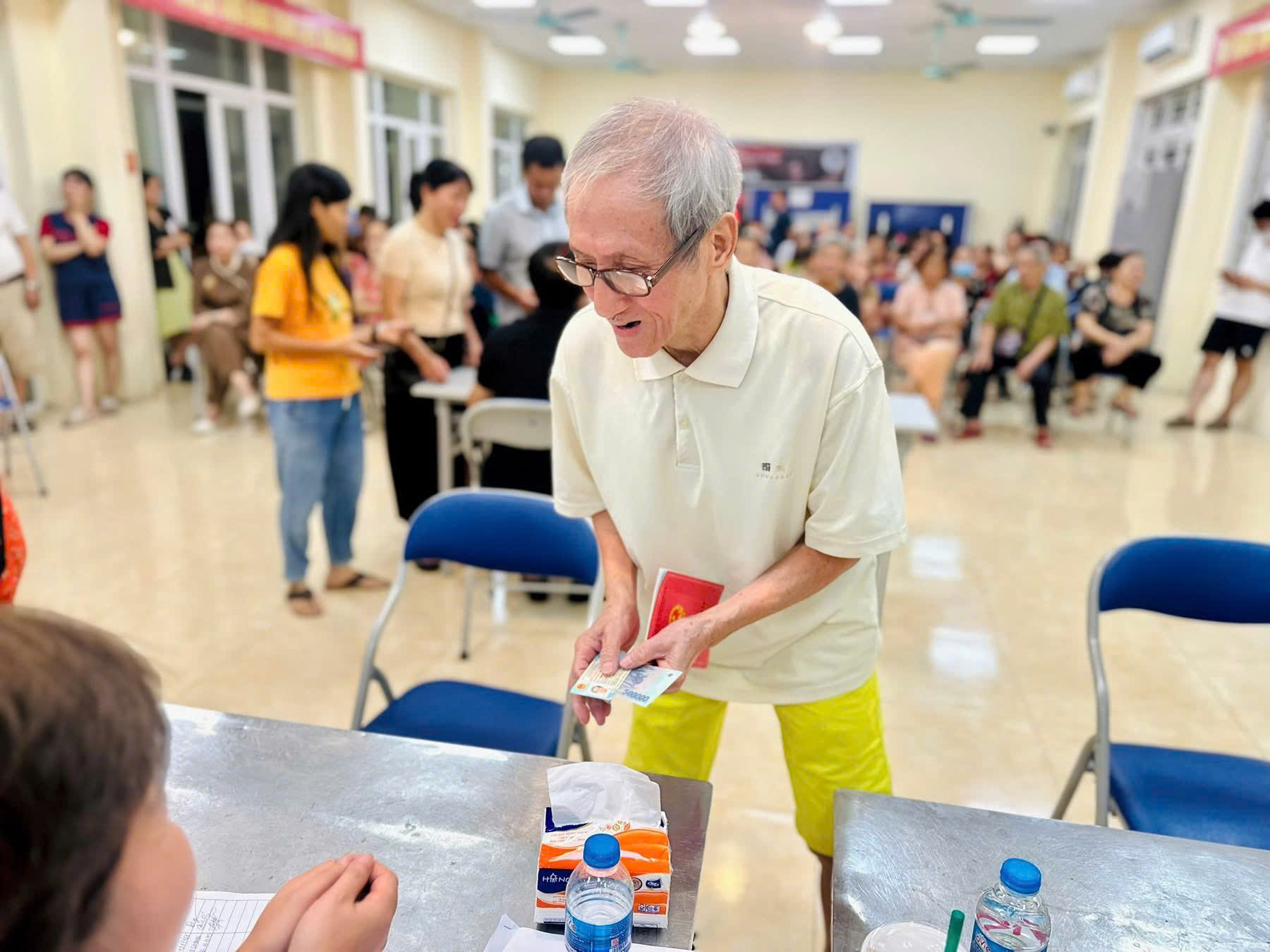 Hà Nội: Người dân nhiều xã, phường nô nức nhận quà Quốc khánh 2/9- Ảnh 18. Hà Nội: Người dân nhiều xã, phường nô nức nhận quà Quốc khánh 2/9- Ảnh 18.