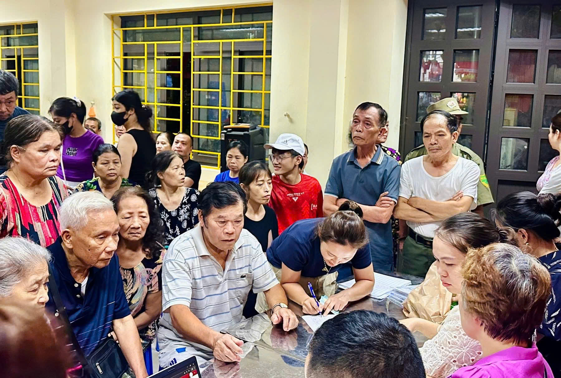 Hà Nội: Người dân nhiều xã, phường nô nức nhận quà Quốc khánh 2/9- Ảnh 19. Hà Nội: Người dân nhiều xã, phường nô nức nhận quà Quốc khánh 2/9- Ảnh 19.