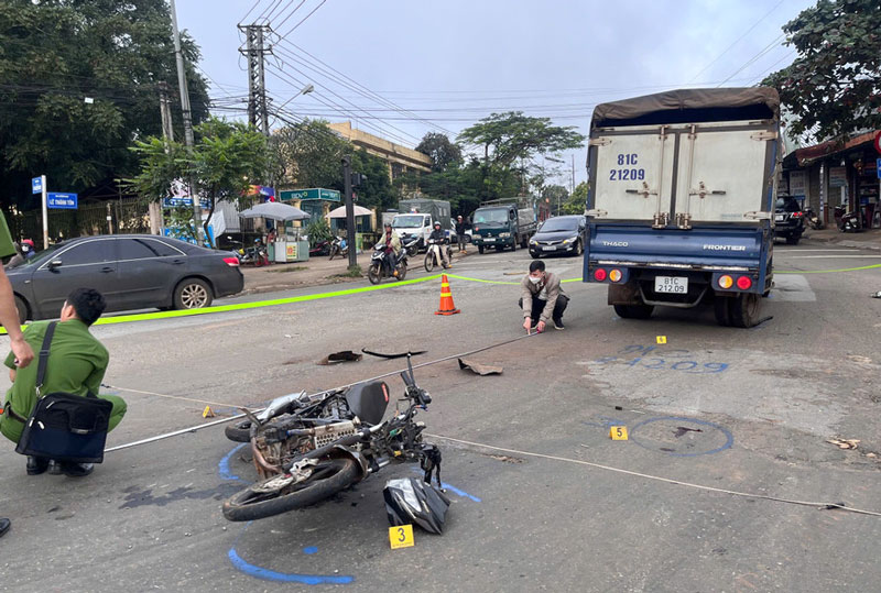 Lực lượng chức năng khám nghiệm hiện trường vụ tai nạn - Ảnh: Văn Ngọc. Lực lượng chức năng khám nghiệm hiện trường vụ tai nạn - Ảnh: Văn Ngọc.