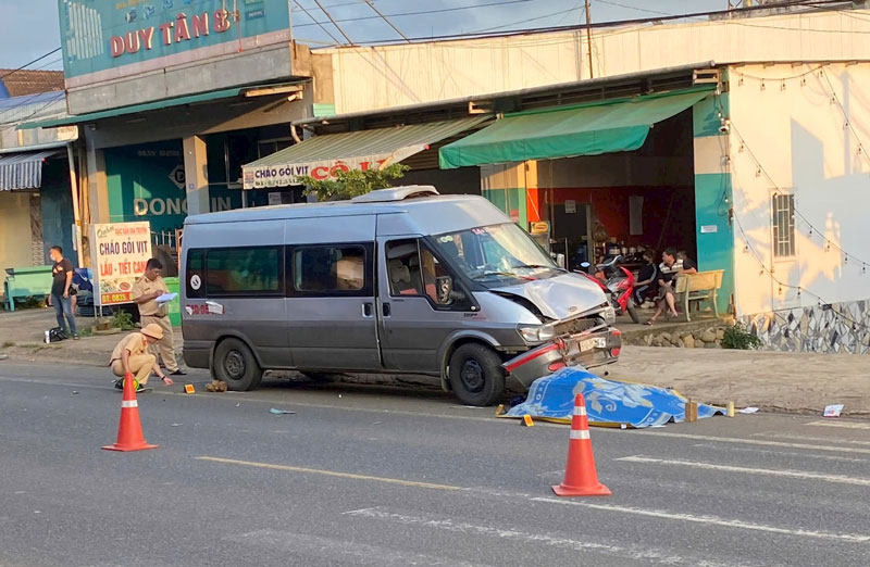 Hiện trường vụ tại nạn khiến người đàn ông tử vong tại chỗ - Ảnh: Hải Đường. Hiện trường vụ tại nạn khiến người đàn ông tử vong tại chỗ - Ảnh: Hải Đường.