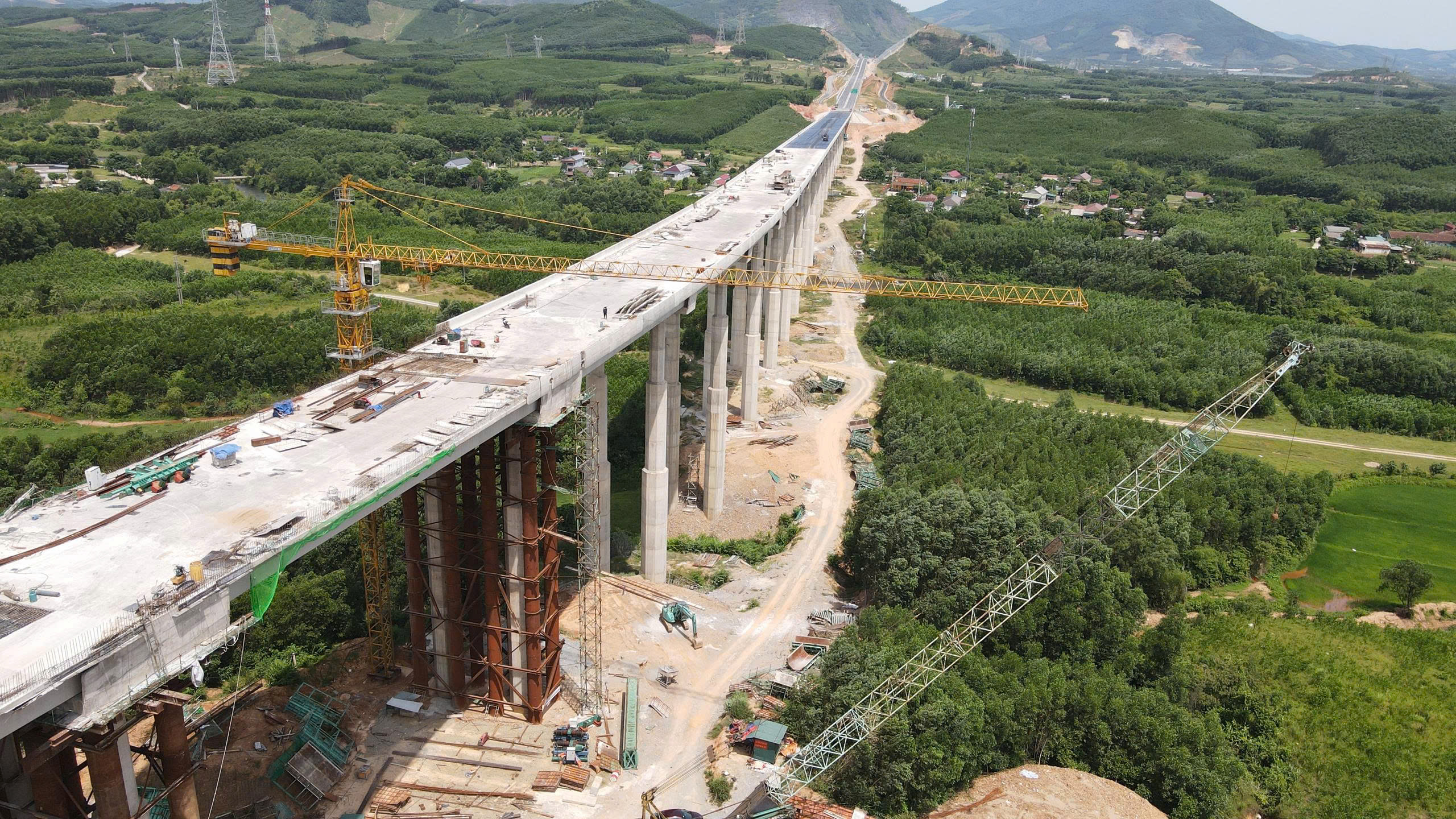 Công nhân đội nắng hoàn thiện cầu số 1 cao tốc Vũng Áng - Bùng- Ảnh 5.