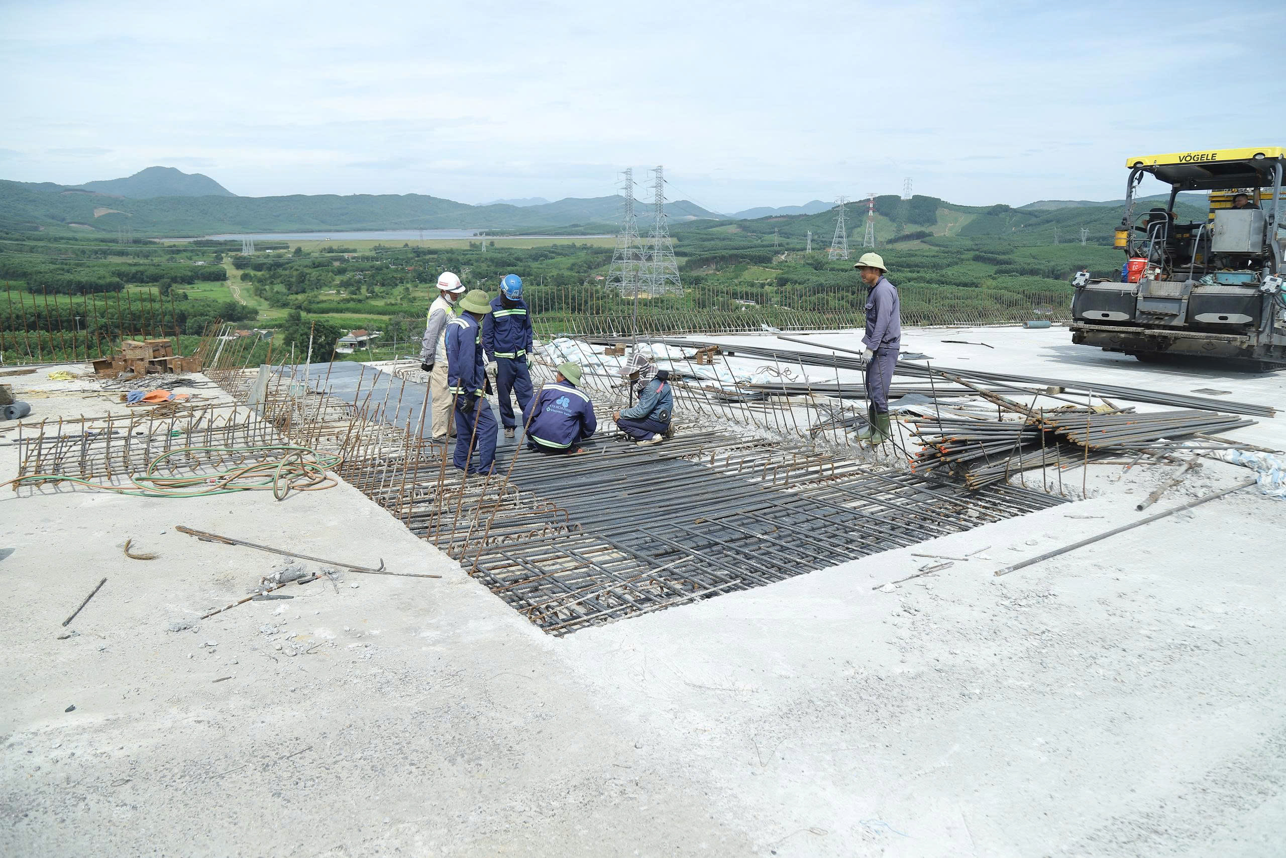 Công nhân đội nắng hoàn thiện cầu số 1 cao tốc Vũng Áng - Bùng- Ảnh 6.