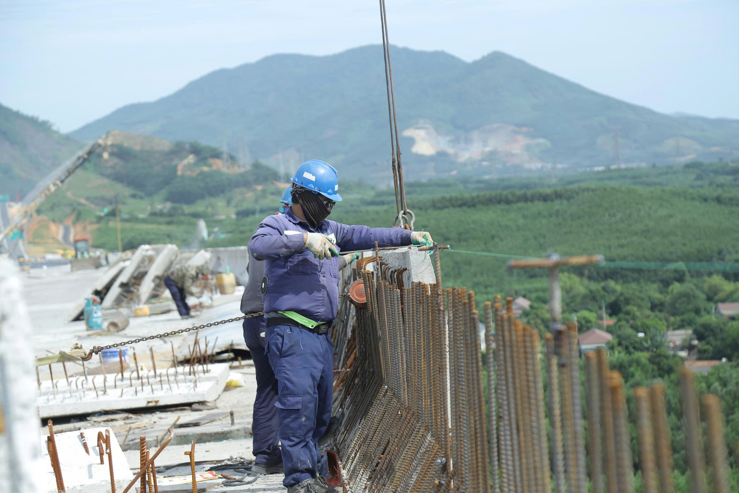 Công nhân đội nắng hoàn thiện cầu số 1 cao tốc Vũng Áng - Bùng- Ảnh 7.
