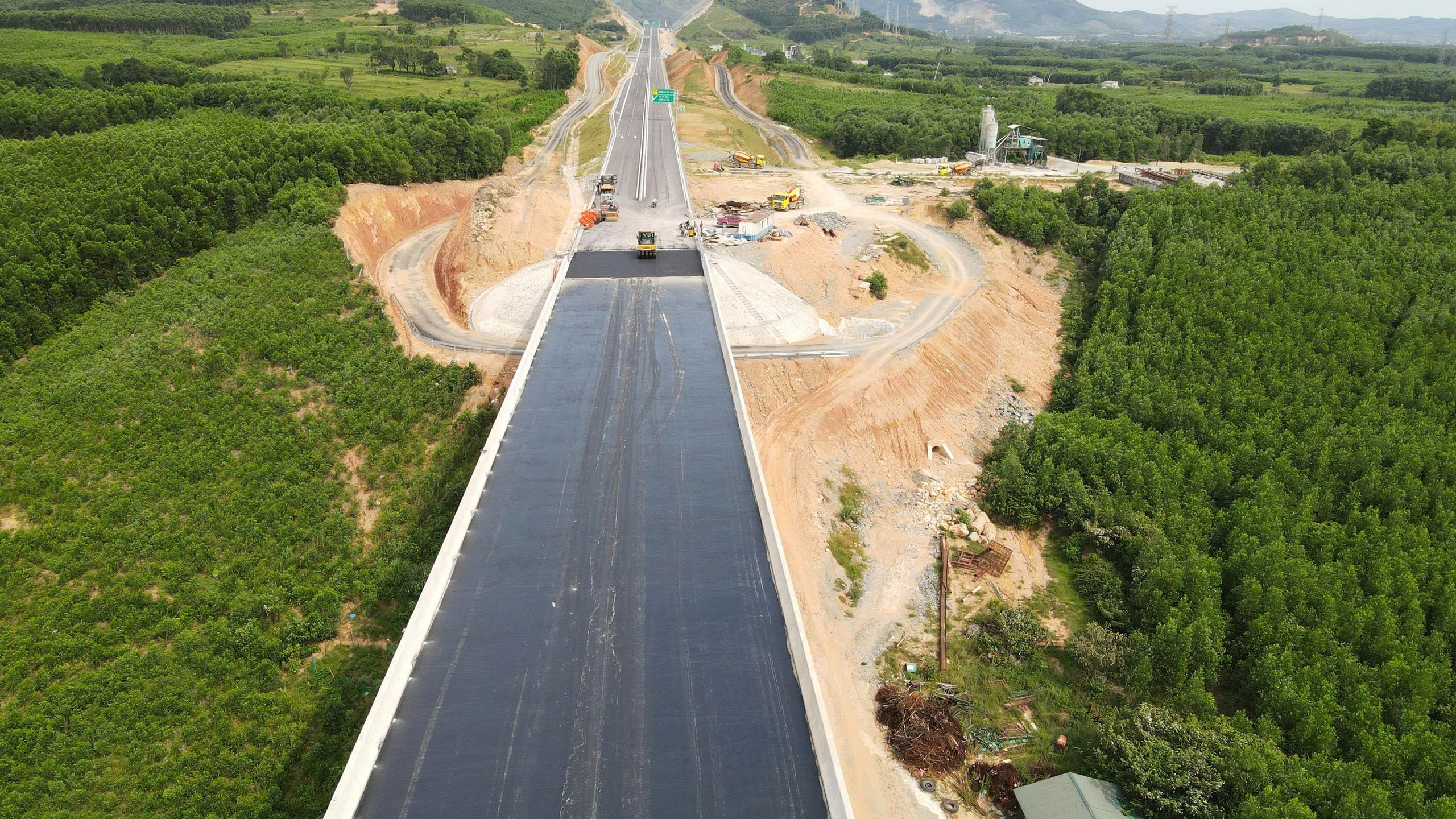 Công nhân đội nắng hoàn thiện cầu số 1 cao tốc Vũng Áng - Bùng- Ảnh 8.