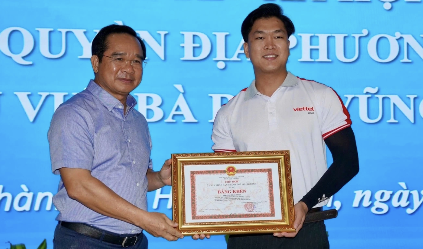 Chủ tịch UBND TP.HCM tặng bằng khen cho thanh niên cứu bé gái bị đuối nước ở Vũng Tàu- Ảnh 1. Chủ tịch UBND TP.HCM tặng bằng khen cho thanh niên cứu bé gái bị đuối nước ở Vũng Tàu- Ảnh 1.