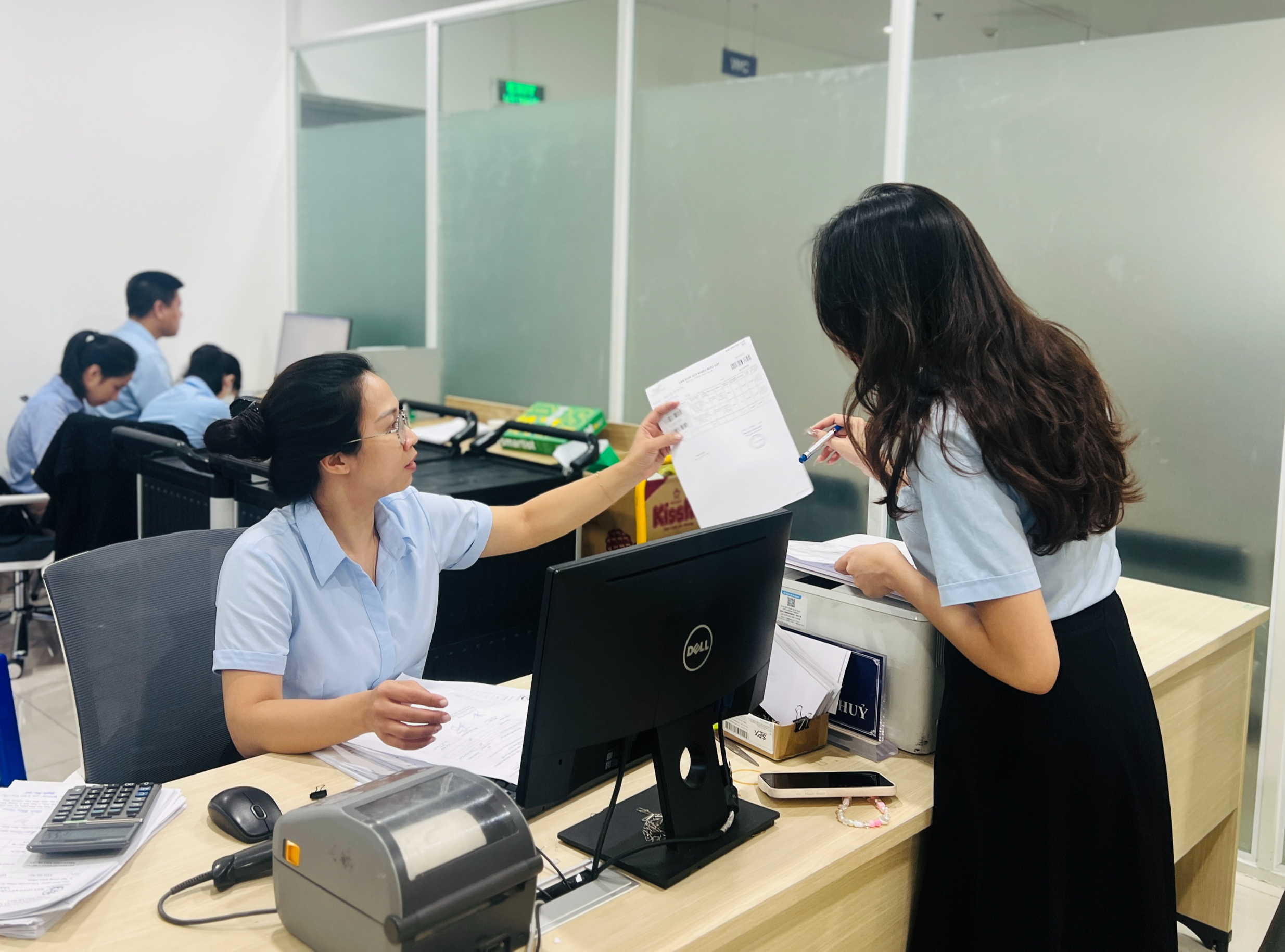 Người dân Hà Nội trải nghiệm 15 tiện ích miễn phí ở trung tâm hành chính công- Ảnh 5. Người dân Hà Nội trải nghiệm 15 tiện ích miễn phí ở trung tâm hành chính công- Ảnh 5.