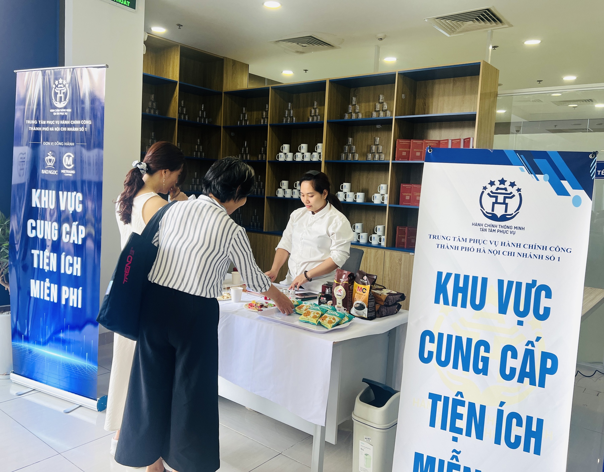 Người dân Hà Nội trải nghiệm 15 tiện ích miễn phí ở trung tâm hành chính công- Ảnh 4. Người dân Hà Nội trải nghiệm 15 tiện ích miễn phí ở trung tâm hành chính công- Ảnh 4.