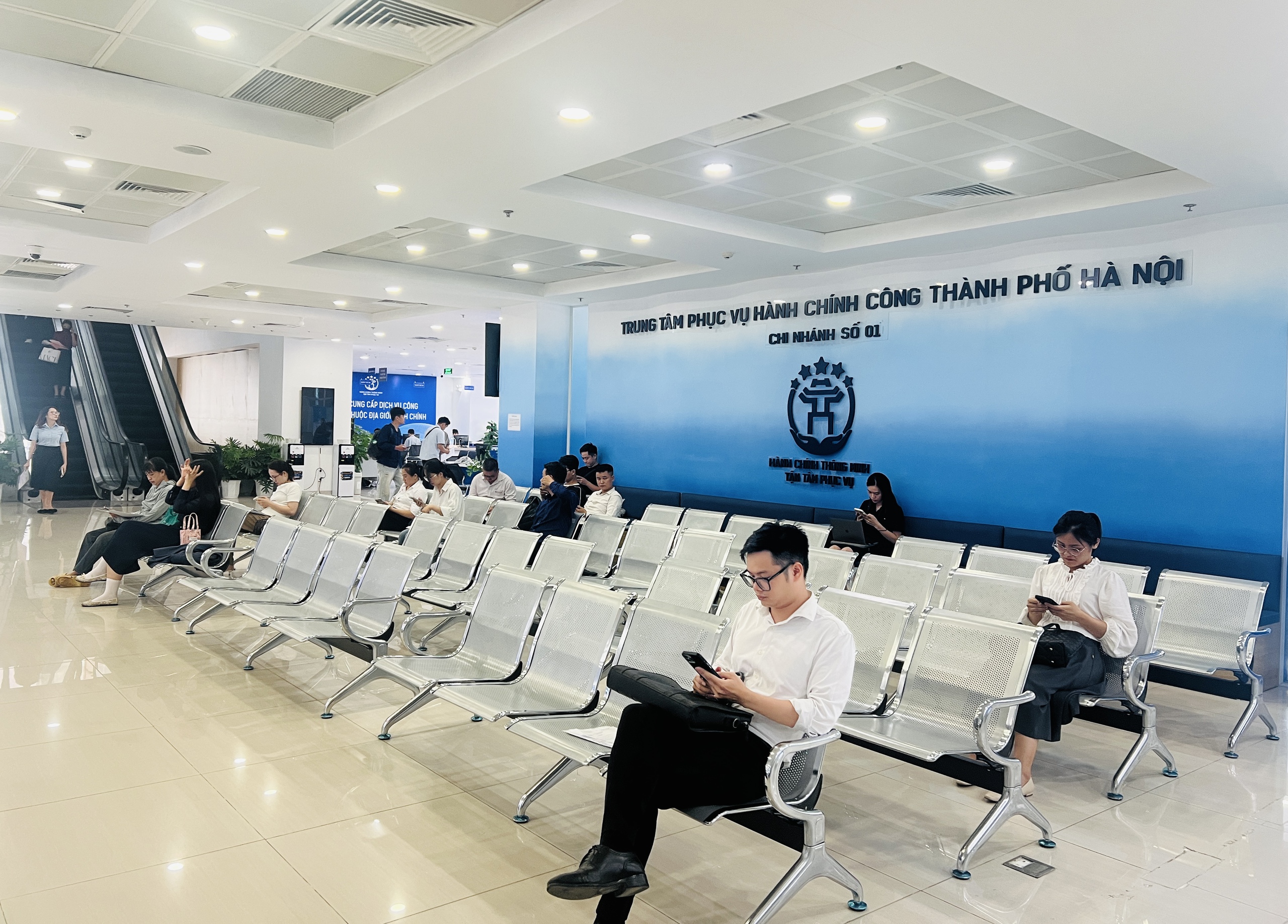 Người dân Hà Nội trải nghiệm 15 tiện ích miễn phí ở trung tâm hành chính công- Ảnh 2. Người dân Hà Nội trải nghiệm 15 tiện ích miễn phí ở trung tâm hành chính công- Ảnh 2.