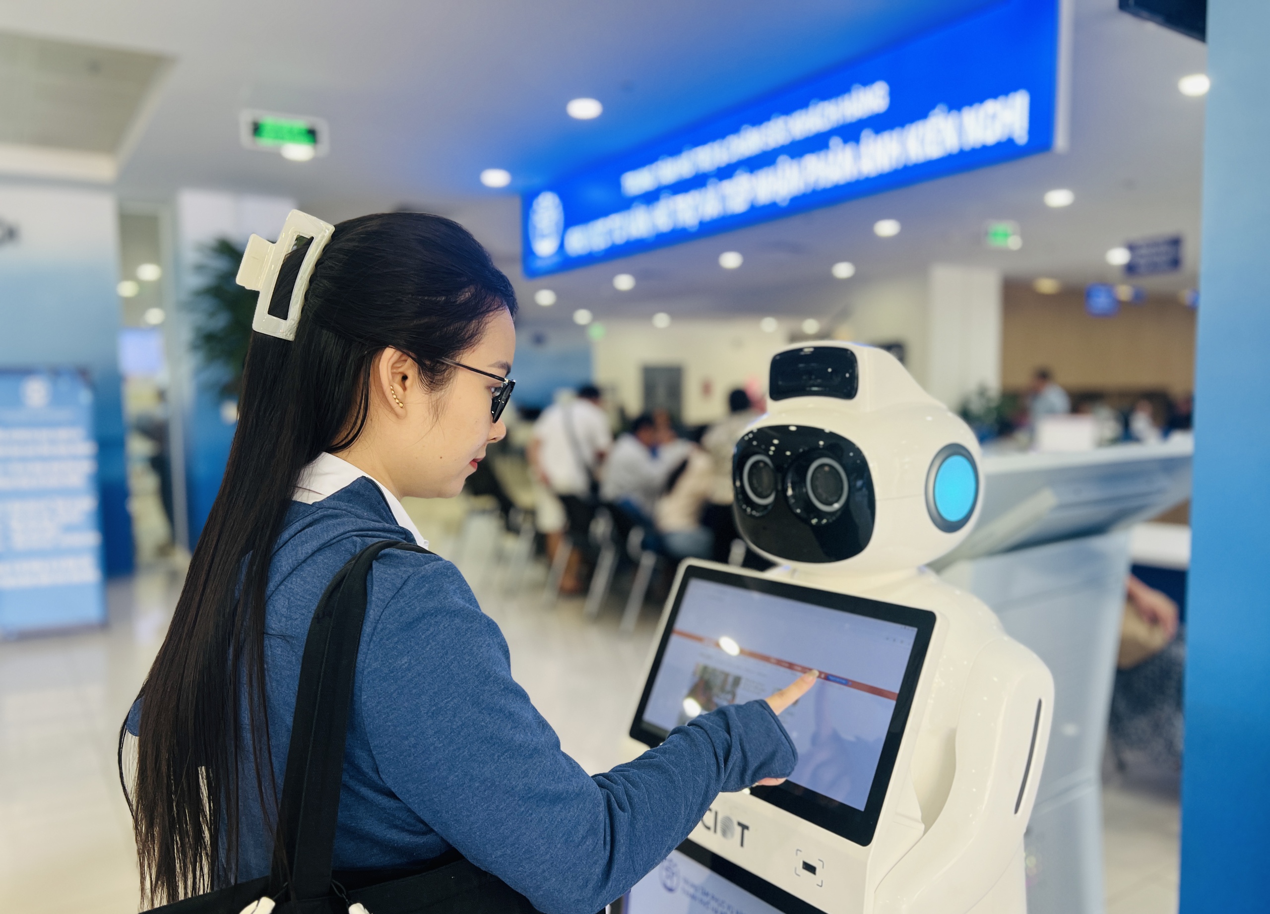 Người dân Hà Nội trải nghiệm 15 tiện ích miễn phí ở trung tâm hành chính công- Ảnh 14. Người dân Hà Nội trải nghiệm 15 tiện ích miễn phí ở trung tâm hành chính công- Ảnh 14.