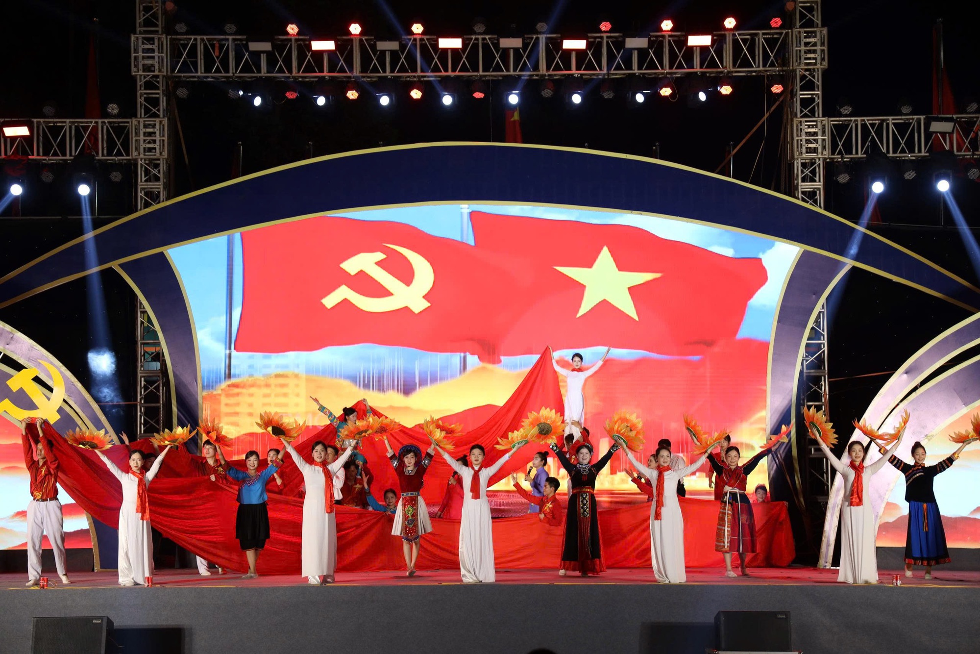 Khai mạc Hội thi Tuyên truyền lưu động toàn quốc tại Tuyên Quang- Ảnh 1. Khai mạc Hội thi Tuyên truyền lưu động toàn quốc tại Tuyên Quang- Ảnh 1.