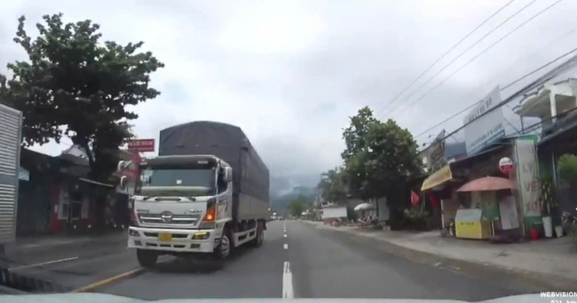Xử phạt tài xế vượt ẩu trên quốc lộ 20 nhờ camera hành trình người dân cung cấp- Ảnh 1.