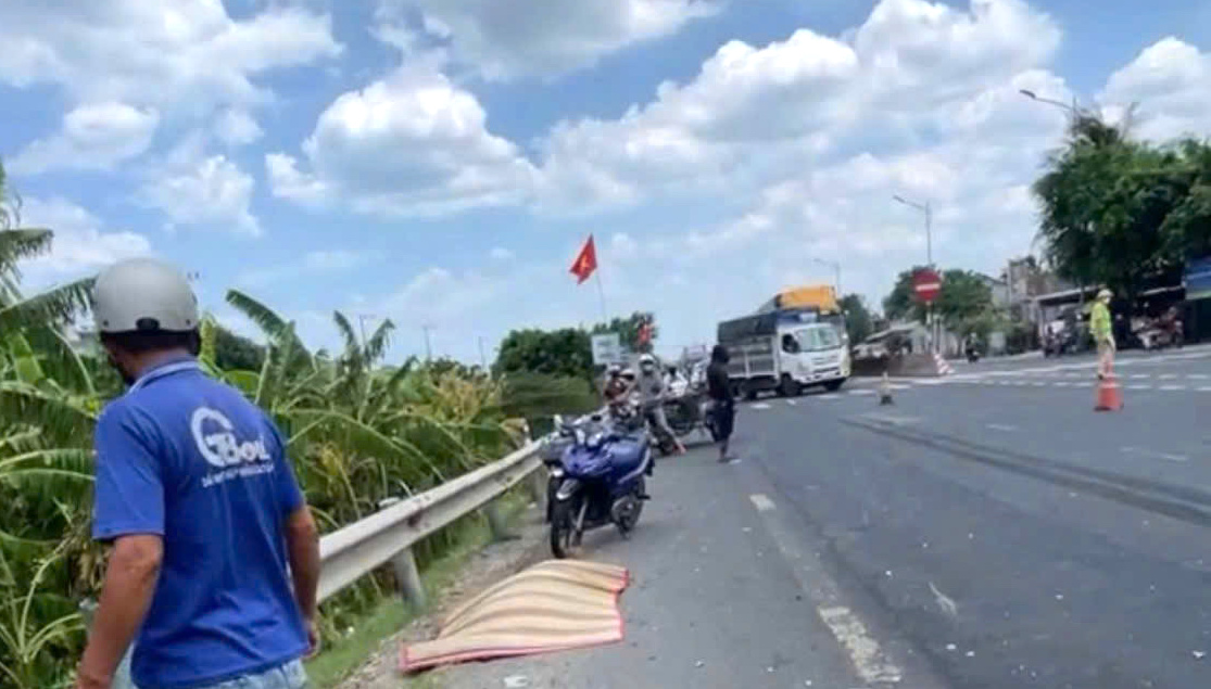 Xe khách va chạm xe máy làm hai người đàn ông tử vong tại chỗ- Ảnh 2.