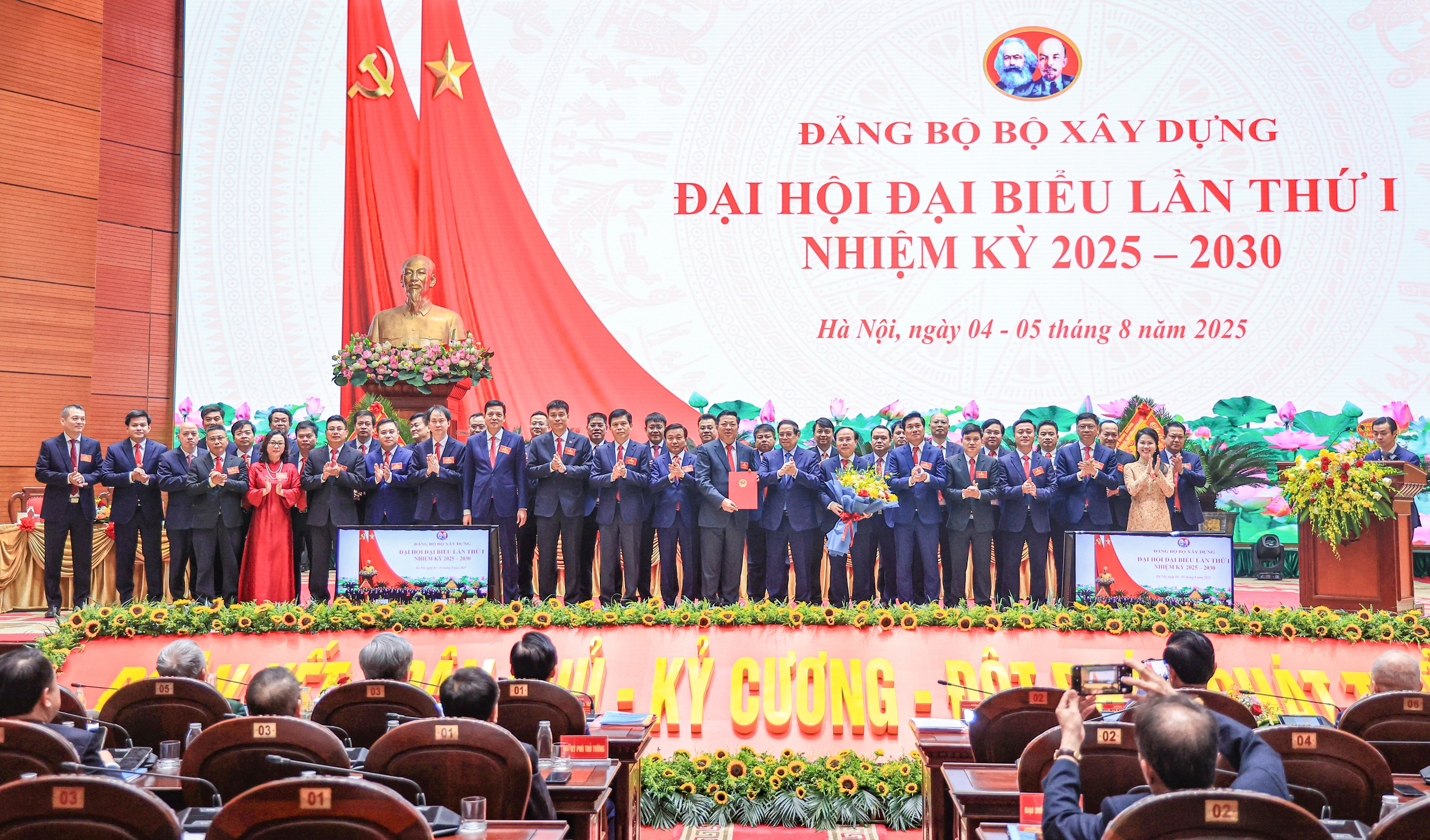 Ra mắt Ban Chấp hành Đảng bộ Bộ Xây dựng, Bộ trưởng Trần Hồng Minh giữ chức Bí thư- Ảnh 1. Ra mắt Ban Chấp hành Đảng bộ Bộ Xây dựng, Bộ trưởng Trần Hồng Minh giữ chức Bí thư- Ảnh 1.