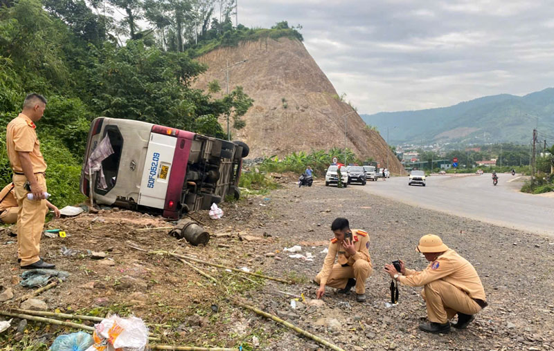 Cơ quan công an khám nghiệm hiện trường vụ tai nạn. Cơ quan công an khám nghiệm hiện trường vụ tai nạn.