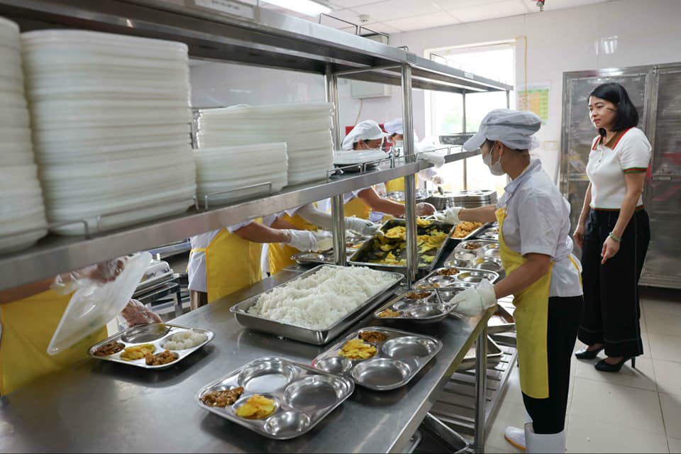 Phụ huynh Hà Nội nhẹ gánh khi con được hỗ trợ bữa ăn bán trú- Ảnh 1. Phụ huynh Hà Nội nhẹ gánh khi con được hỗ trợ bữa ăn bán trú- Ảnh 1.