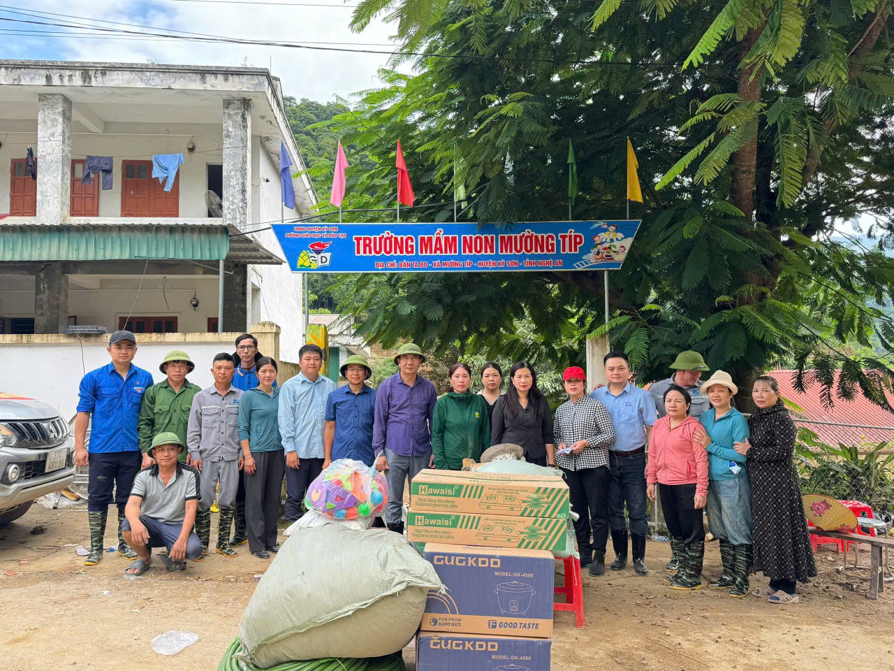 Nghệ An: “Trường giúp trường” khắc phục lũ lụt, chuẩn bị cho năm học mới- Ảnh 12. Nghệ An: “Trường giúp trường” khắc phục lũ lụt, chuẩn bị cho năm học mới- Ảnh 12.