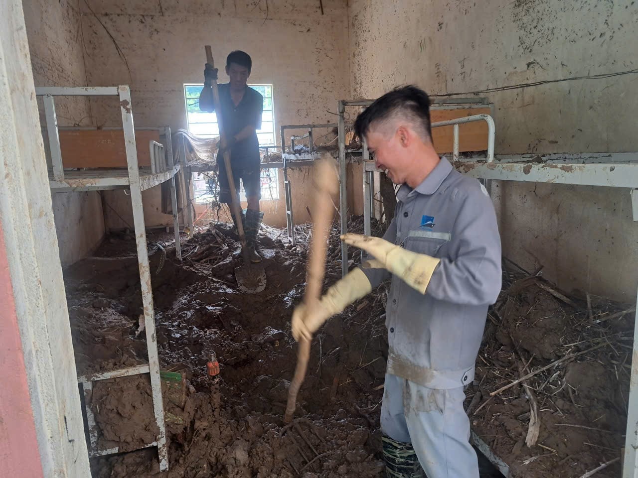 Nghệ An: “Trường giúp trường” khắc phục lũ lụt, chuẩn bị cho năm học mới- Ảnh 10. Nghệ An: “Trường giúp trường” khắc phục lũ lụt, chuẩn bị cho năm học mới- Ảnh 10.