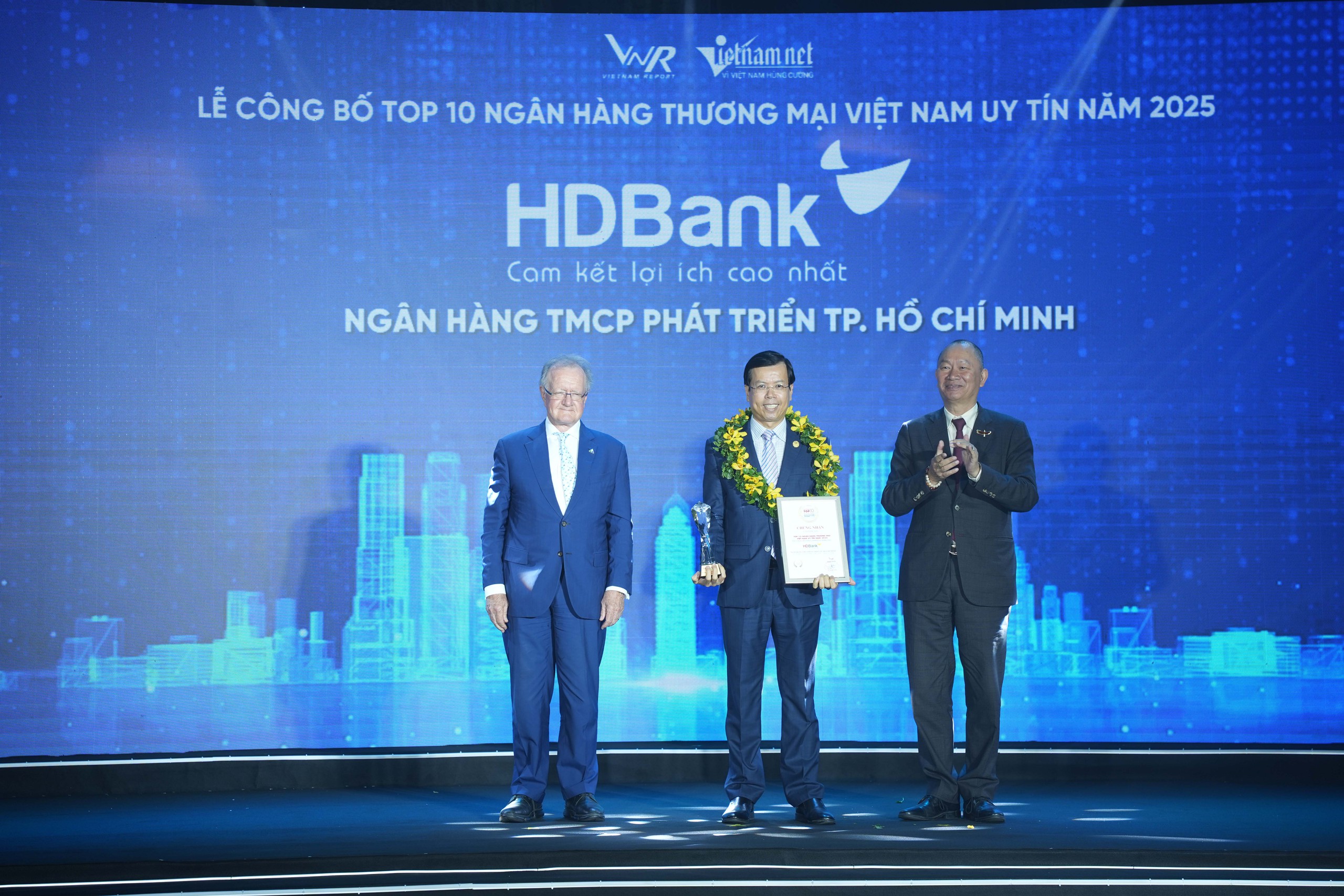 HDBank giữ vị trí thứ 3 Top ngân hàng niêm yết uy tín và hiệu quả nhất Việt Nam- Ảnh 1.
