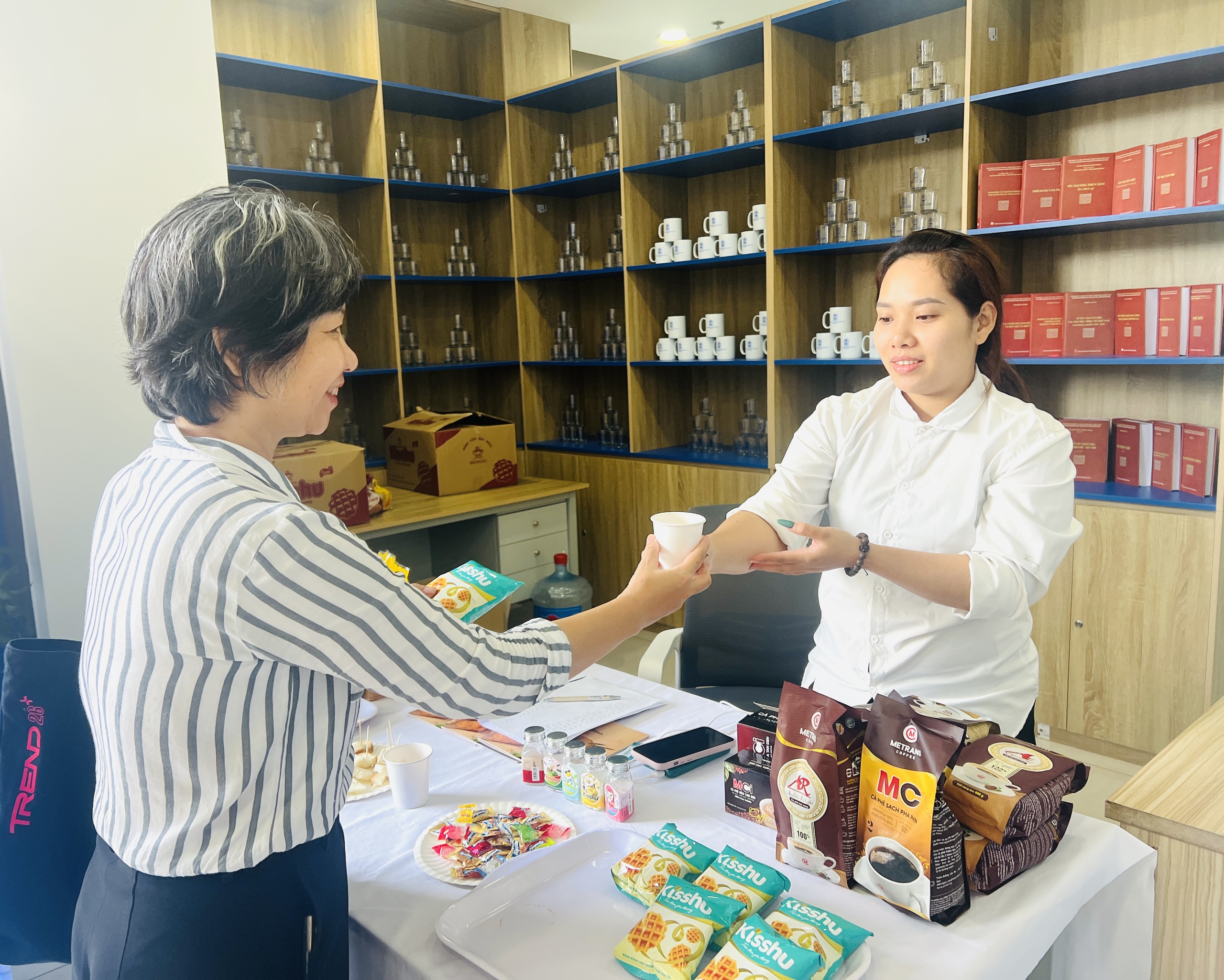 Người dân Hà Nội trải nghiệm 15 tiện ích miễn phí ở trung tâm hành chính công- Ảnh 19. Người dân Hà Nội trải nghiệm 15 tiện ích miễn phí ở trung tâm hành chính công- Ảnh 19.