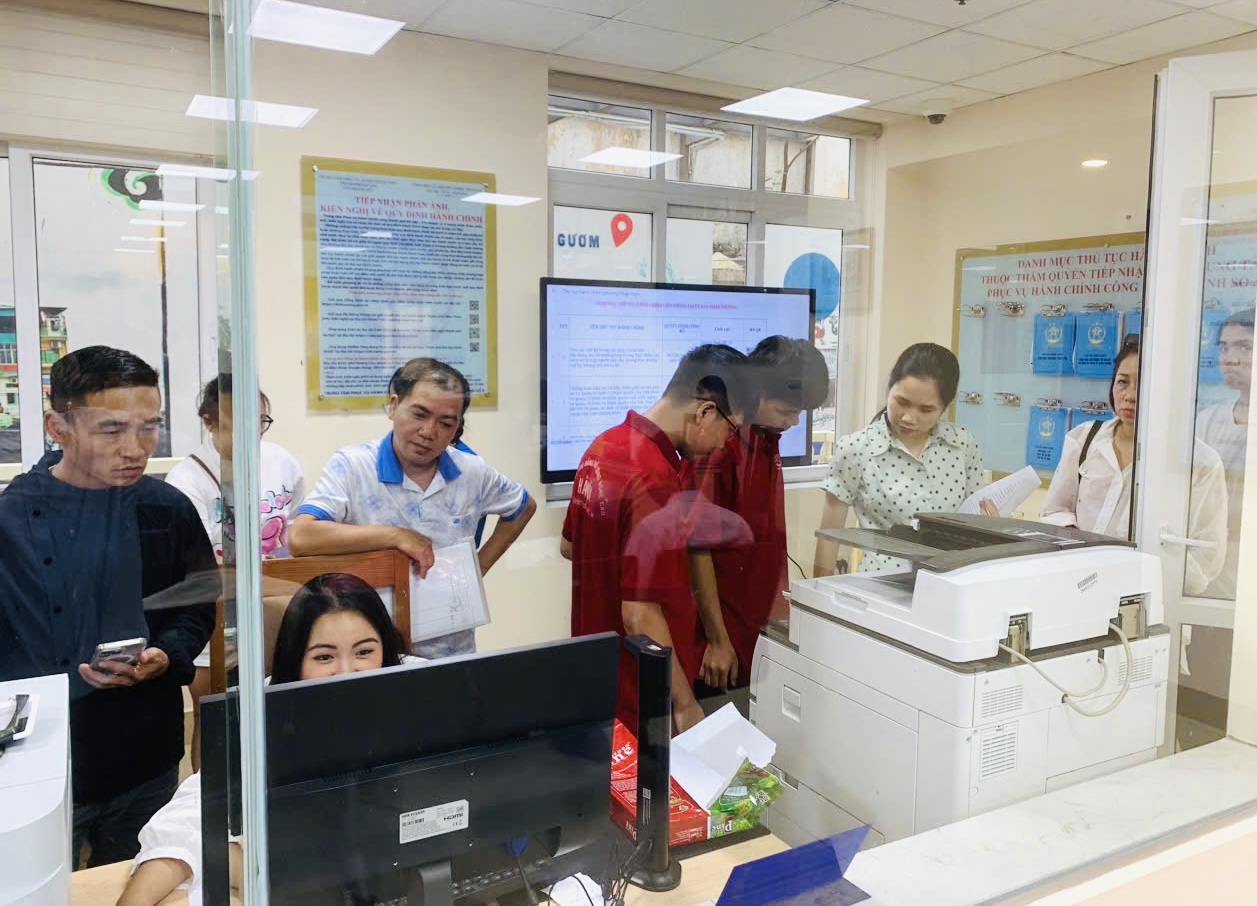 Người dân Hà Nội trải nghiệm 15 tiện ích miễn phí ở trung tâm hành chính công- Ảnh 9. Người dân Hà Nội trải nghiệm 15 tiện ích miễn phí ở trung tâm hành chính công- Ảnh 9.