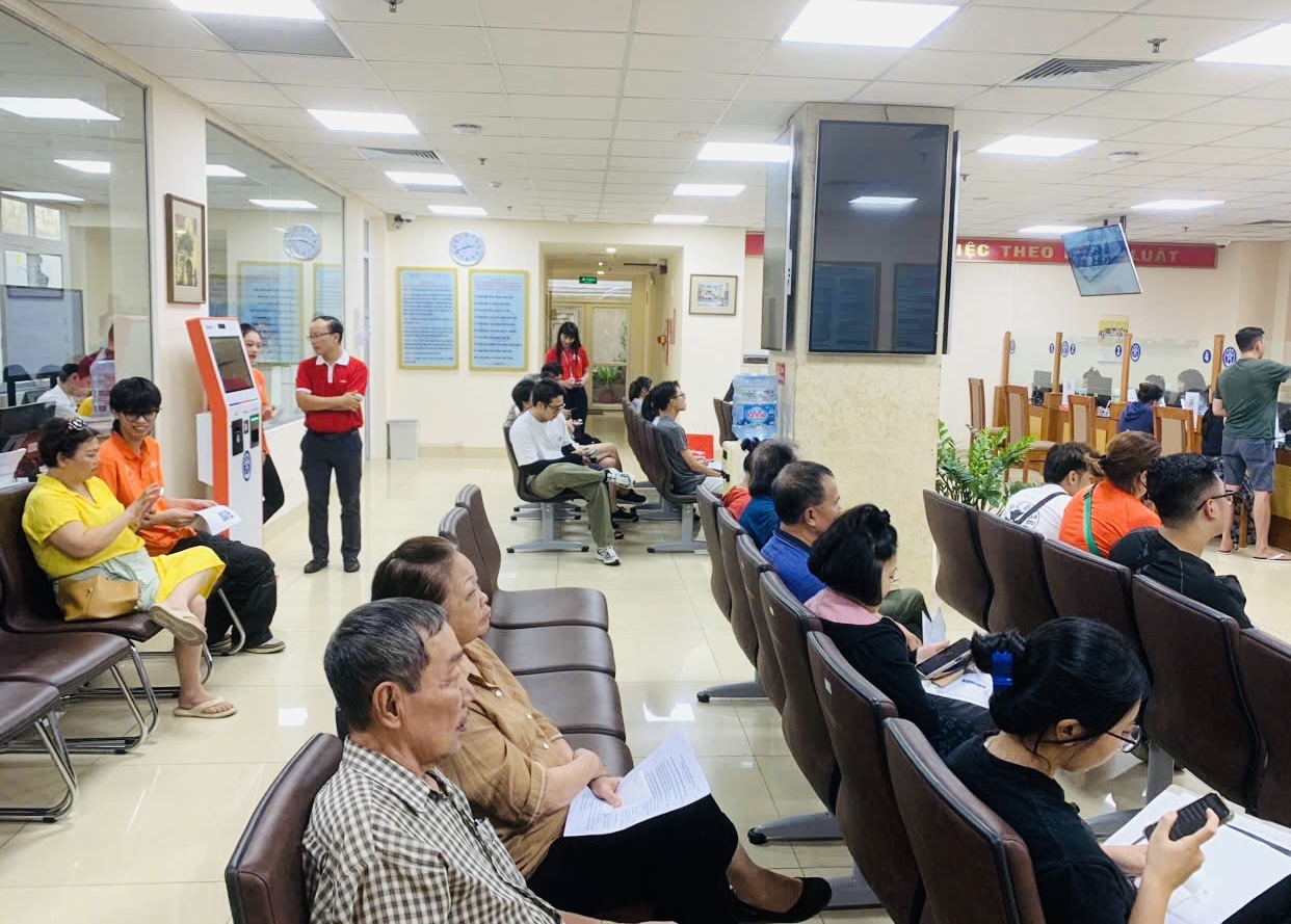 Người dân Hà Nội trải nghiệm 15 tiện ích miễn phí ở trung tâm hành chính công- Ảnh 8. Người dân Hà Nội trải nghiệm 15 tiện ích miễn phí ở trung tâm hành chính công- Ảnh 8.