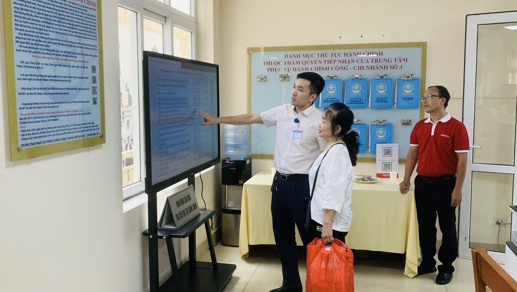 Người dân Hà Nội trải nghiệm 15 tiện ích miễn phí ở trung tâm hành chính công- Ảnh 10. Người dân Hà Nội trải nghiệm 15 tiện ích miễn phí ở trung tâm hành chính công- Ảnh 10.